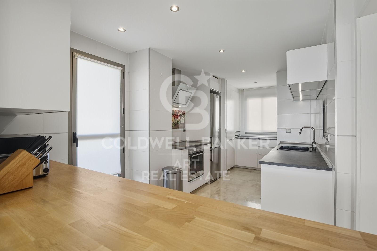 2 bedroom penthouse with stunning panoramic sea views in Benahavís