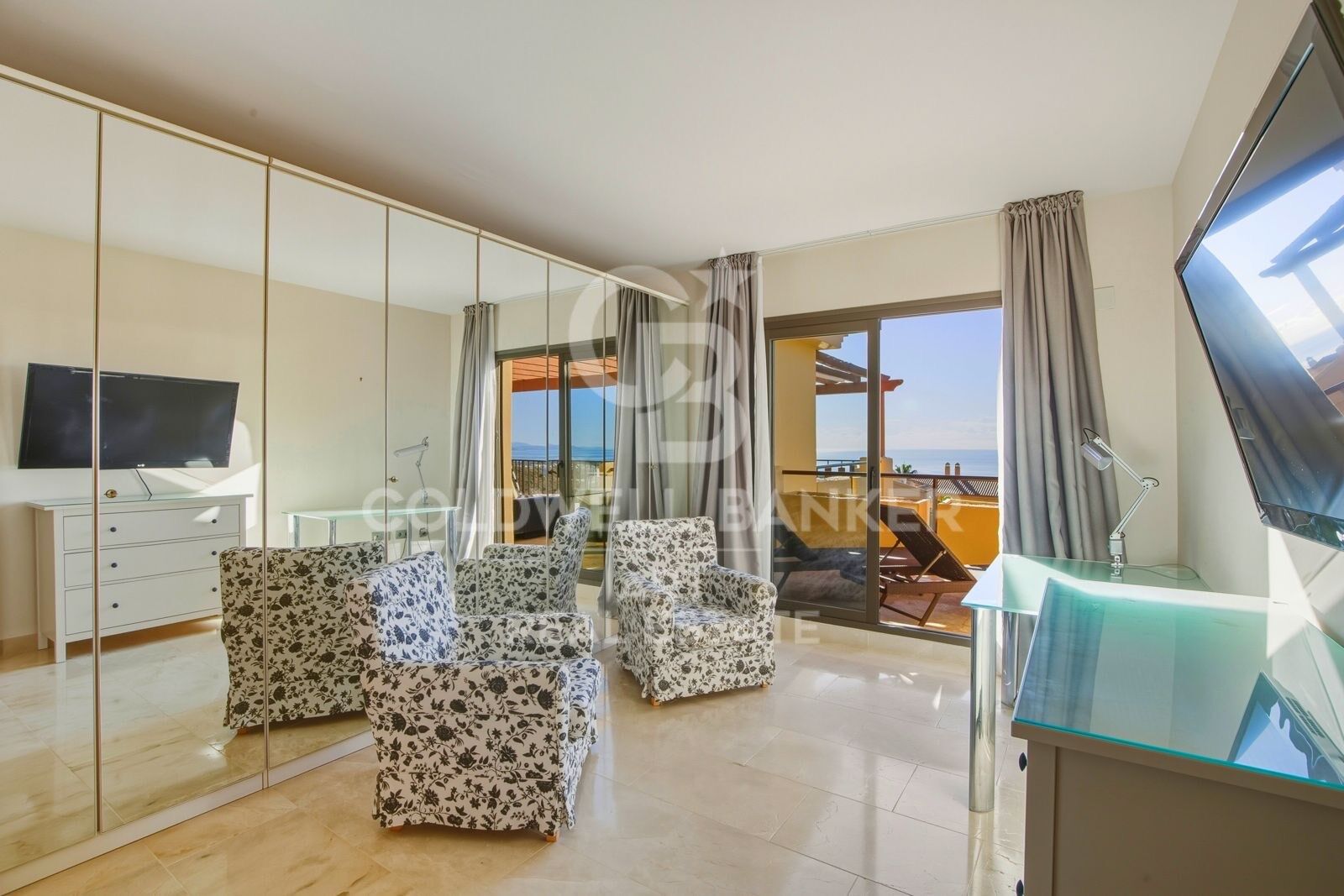 2 bedroom penthouse with stunning panoramic sea views in Benahavís