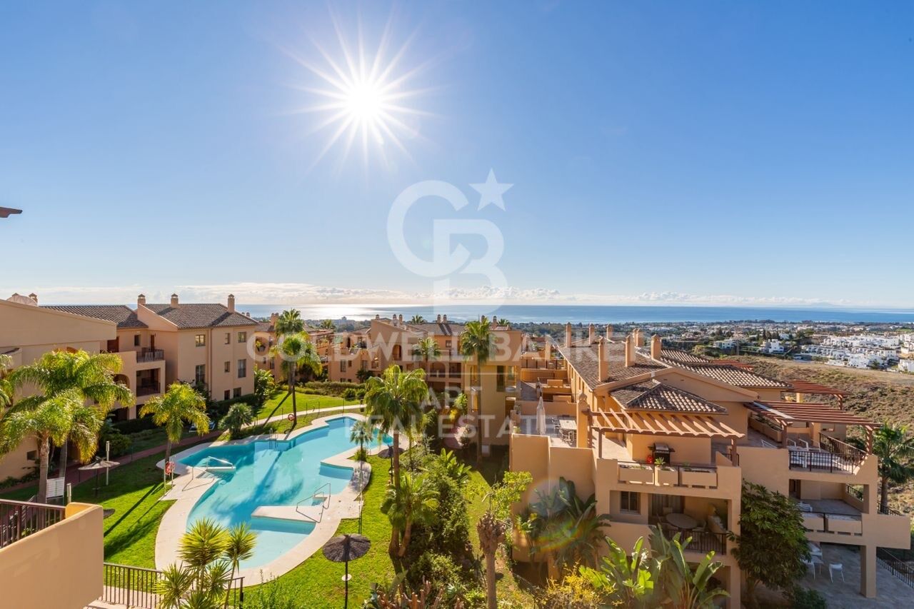 2 bedroom penthouse with stunning panoramic sea views in Benahavís