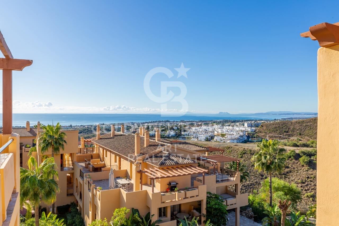2 bedroom penthouse with stunning panoramic sea views in Benahavís