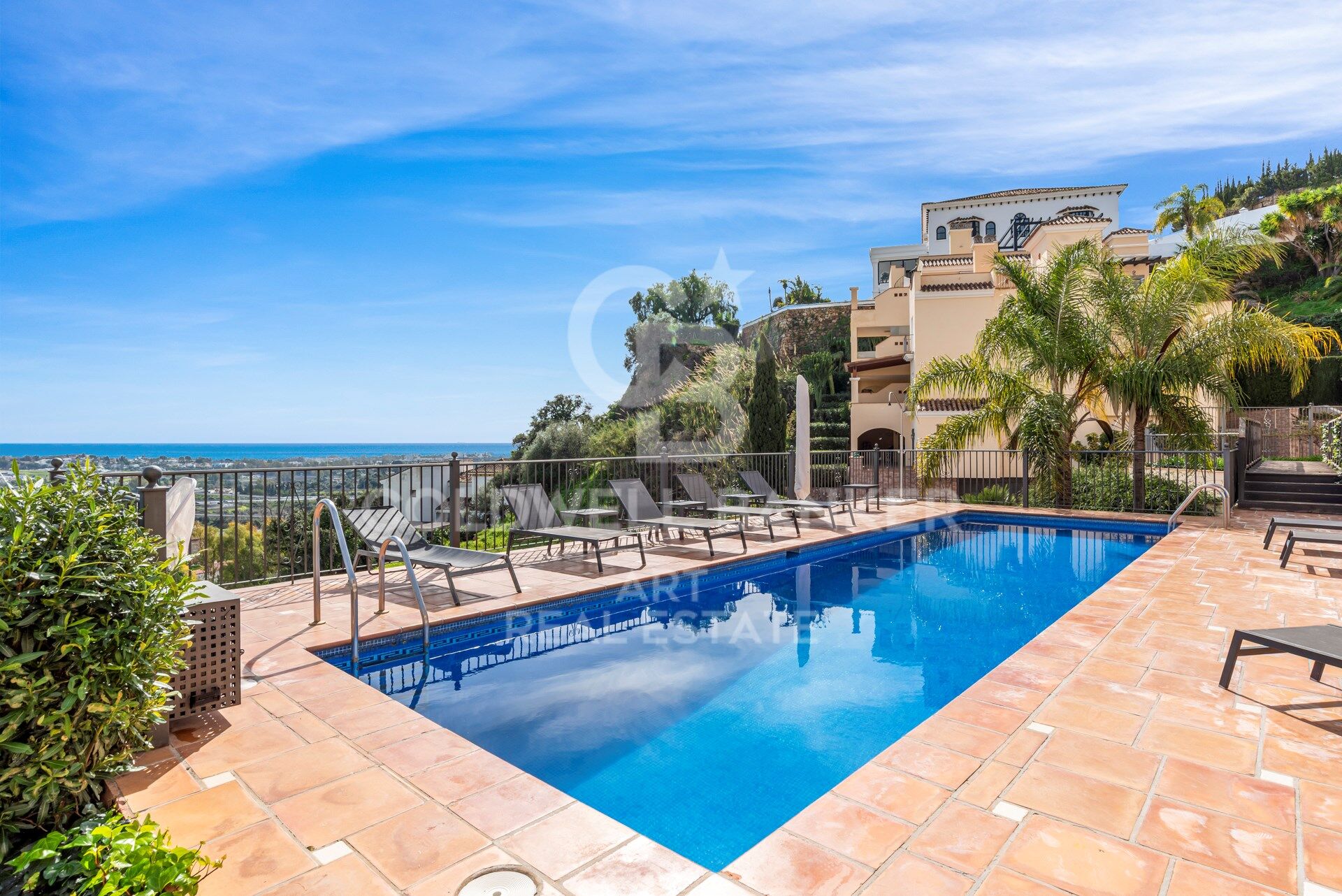 Top quality 4 bedroom penthouse in Altos de los Almendros, Benahavís