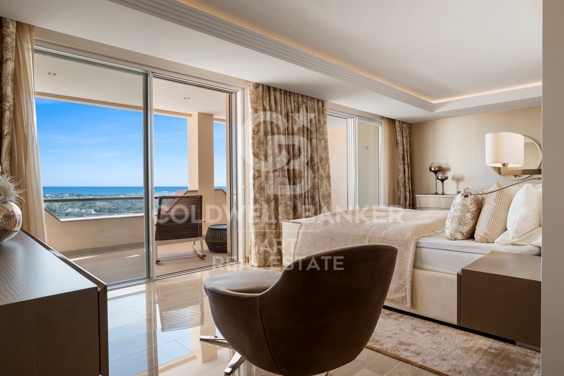 Top quality 4 bedroom penthouse in Altos de los Almendros, Benahavís