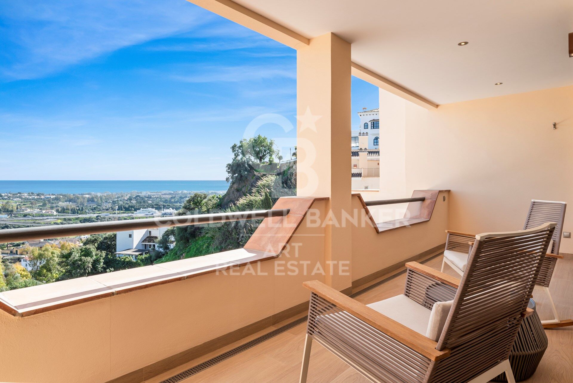 Top quality 4 bedroom penthouse in Altos de los Almendros, Benahavís