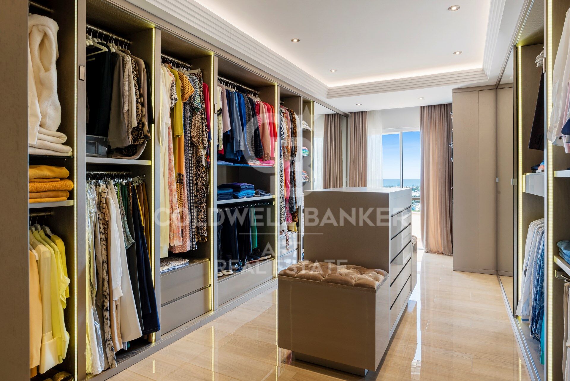 Top quality 4 bedroom penthouse in Altos de los Almendros, Benahavís