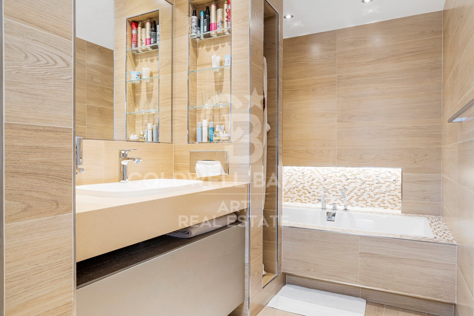 Top quality 4 bedroom penthouse in Altos de los Almendros, Benahavís
