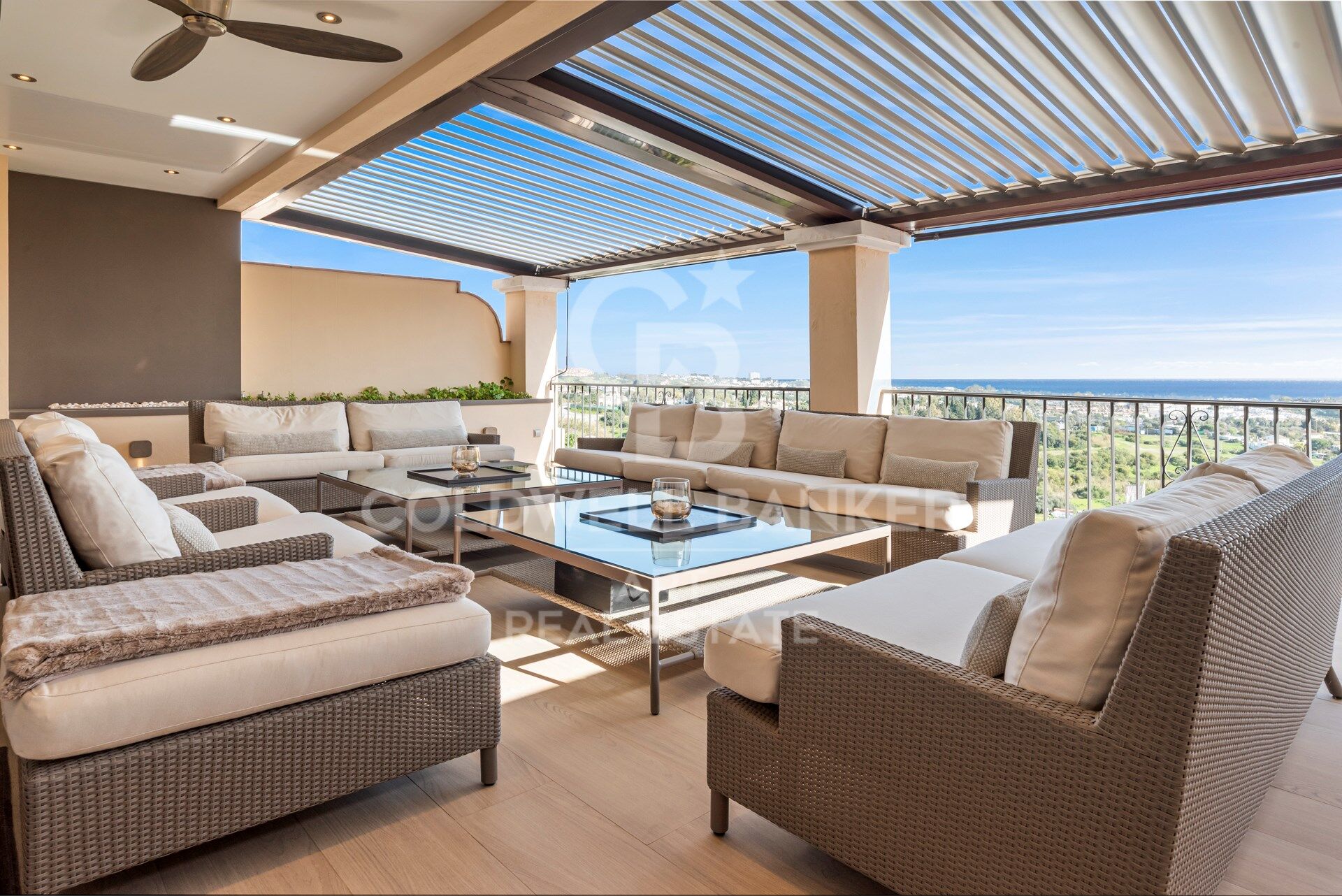 Top quality 4 bedroom penthouse in Altos de los Almendros, Benahavís