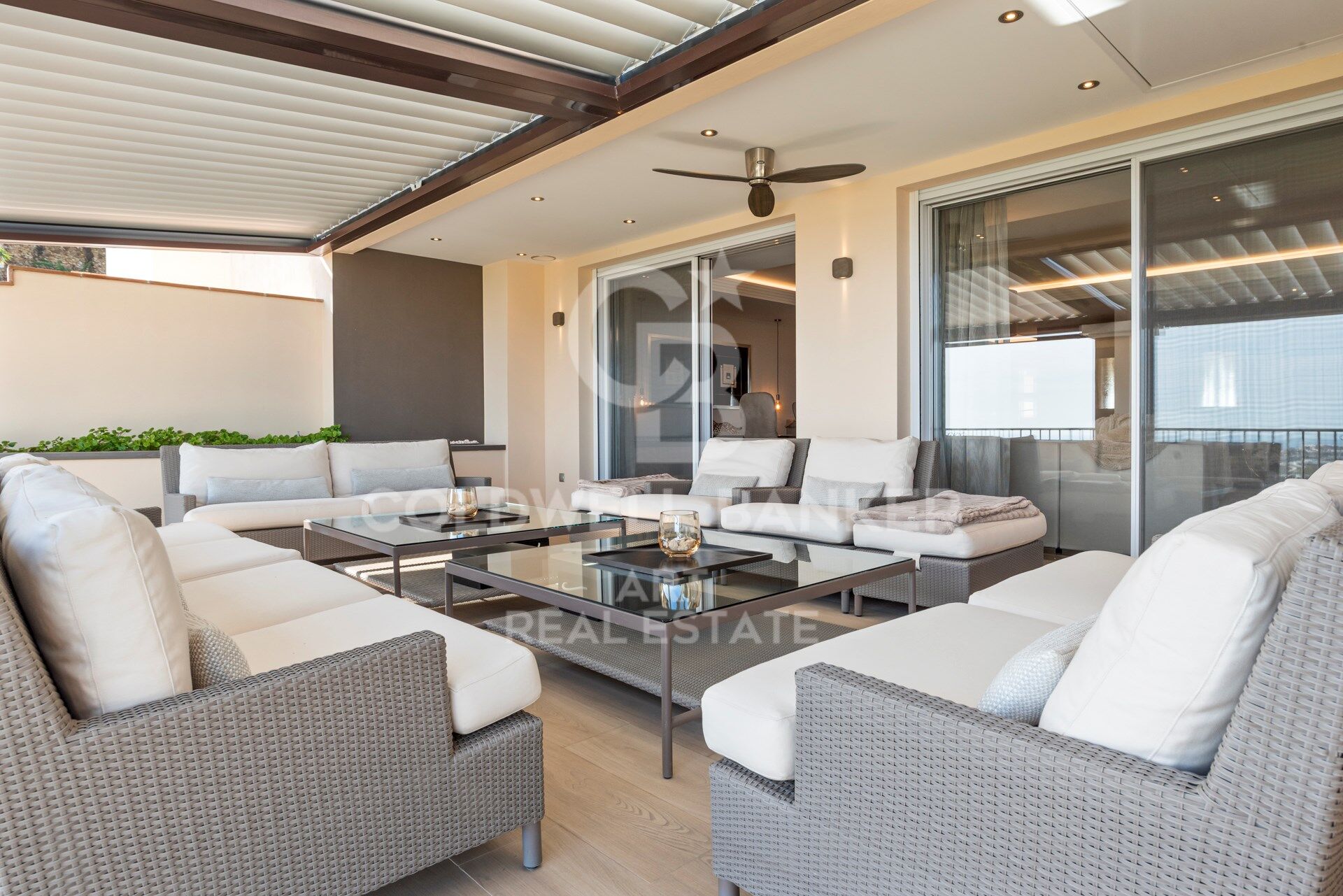 Top quality 4 bedroom penthouse in Altos de los Almendros, Benahavís
