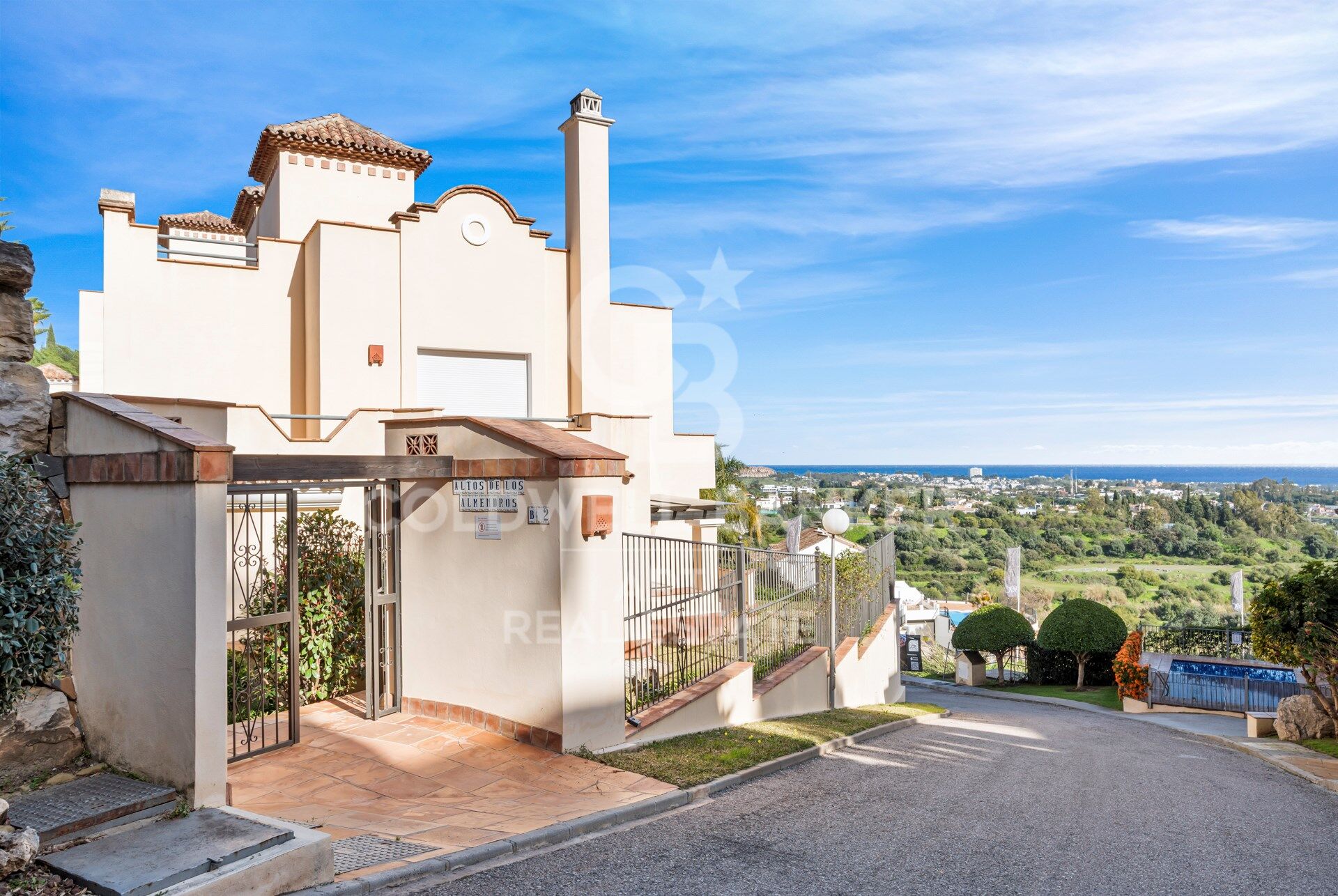 Top quality 4 bedroom penthouse in Altos de los Almendros, Benahavís