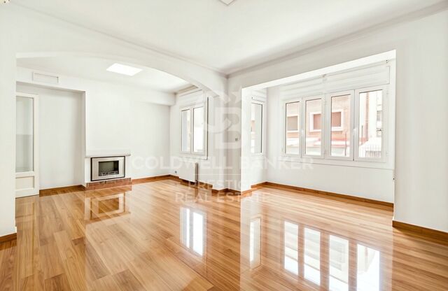 Großes Renovierungsobjekt mit katalanischem Gewölbe und hohen Decken in Vila de Gràcia - Ideal für I