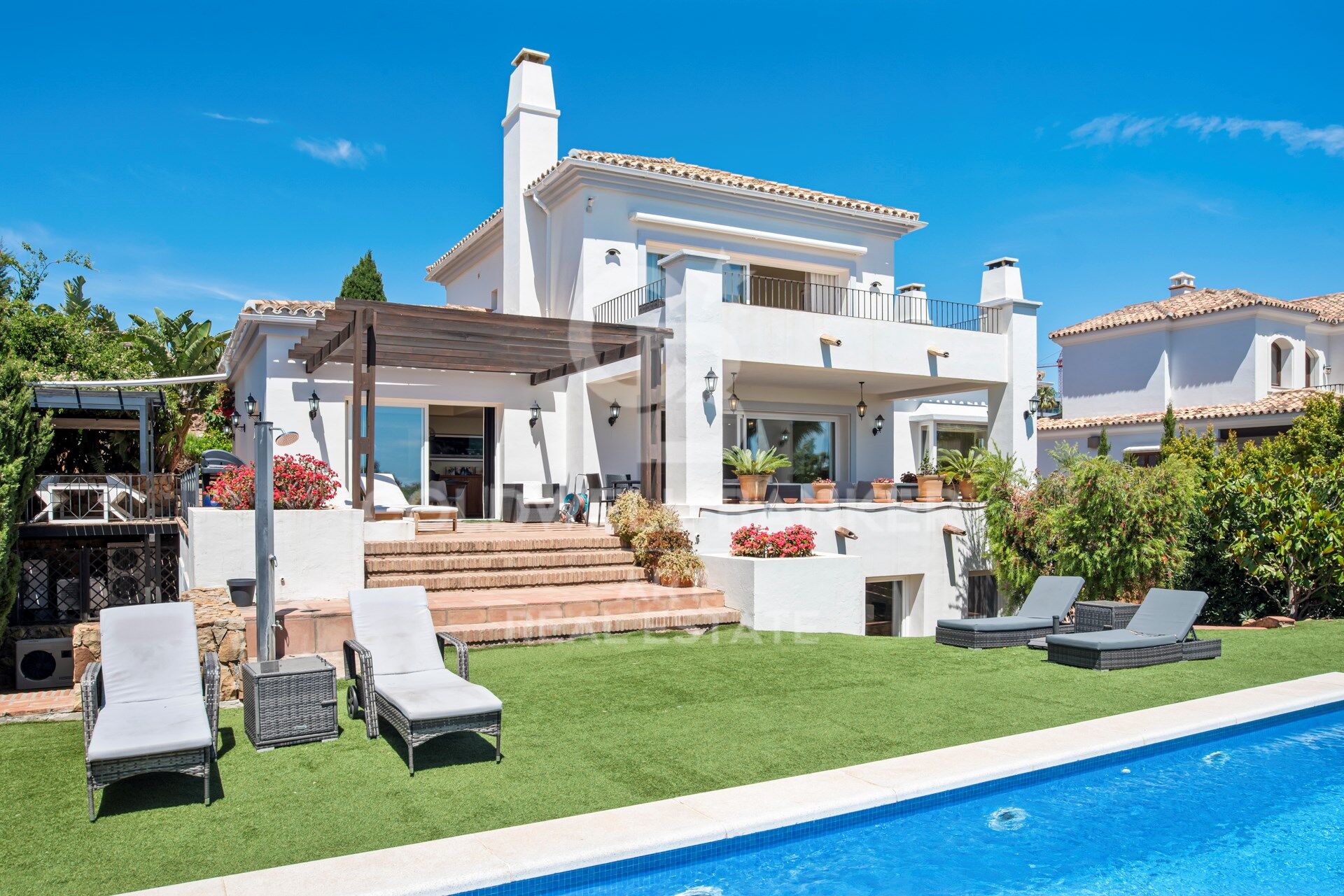 Luxuriöse zeitgenössische Villa mit atemberaubendem Mittelmeerblick in La Paloma