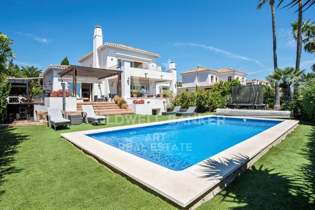 Luxuriöse zeitgenössische Villa mit atemberaubendem Mittelmeerblick in La Paloma