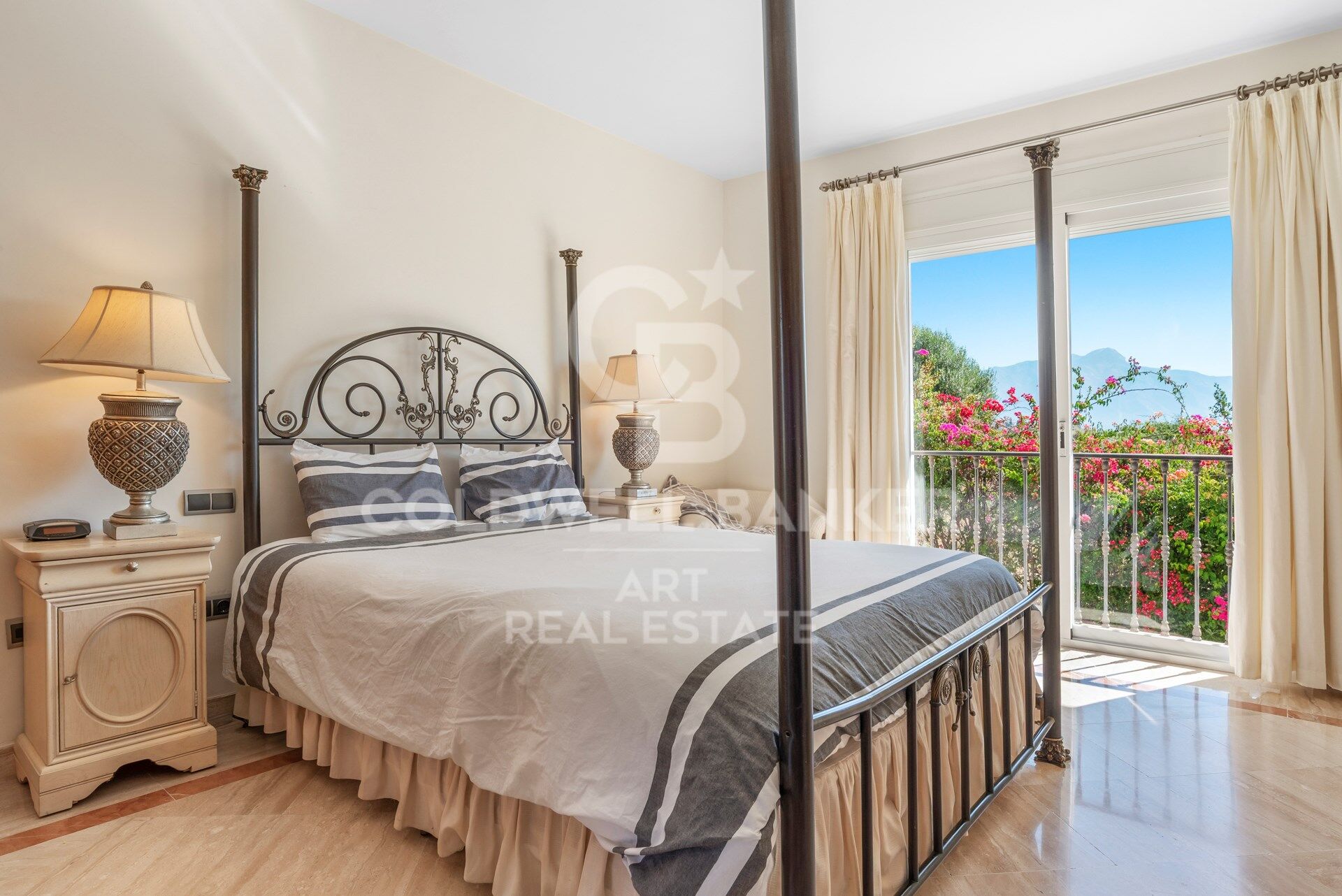 Luxusvilla mit Panoramablick auf das Mittelmeer in Benahavís