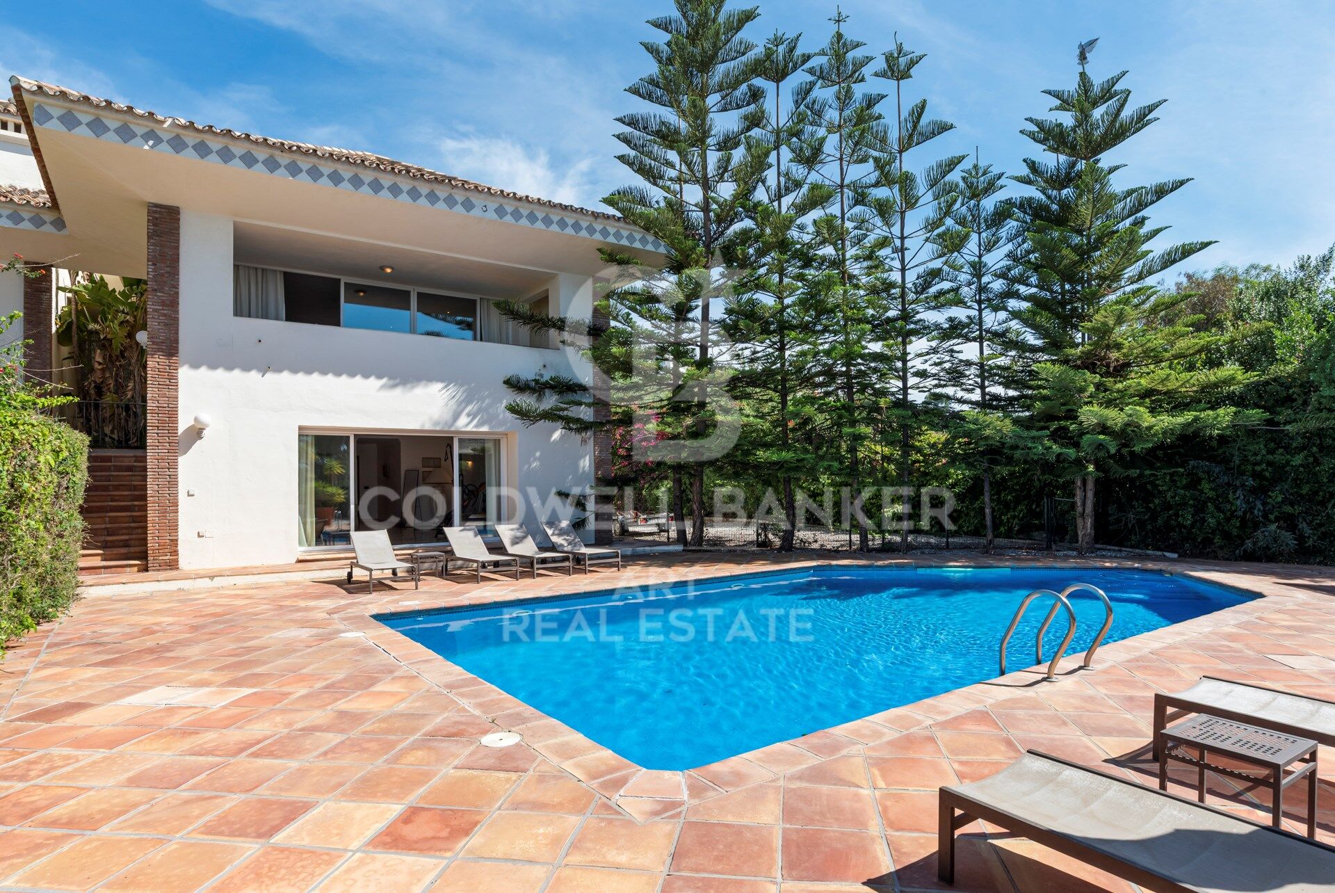Luxusvilla mit Panoramablick auf das Mittelmeer in Benahavís