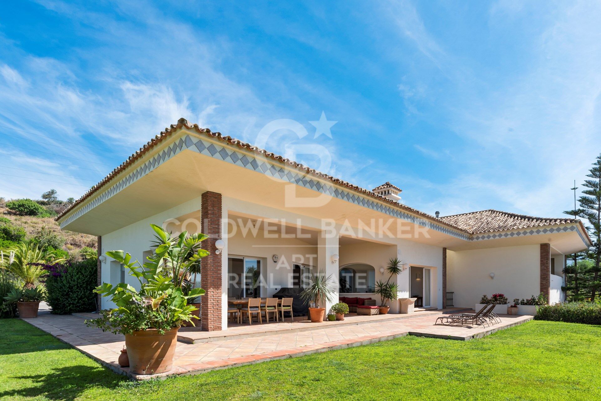 Luxusvilla mit Panoramablick auf das Mittelmeer in Benahavís