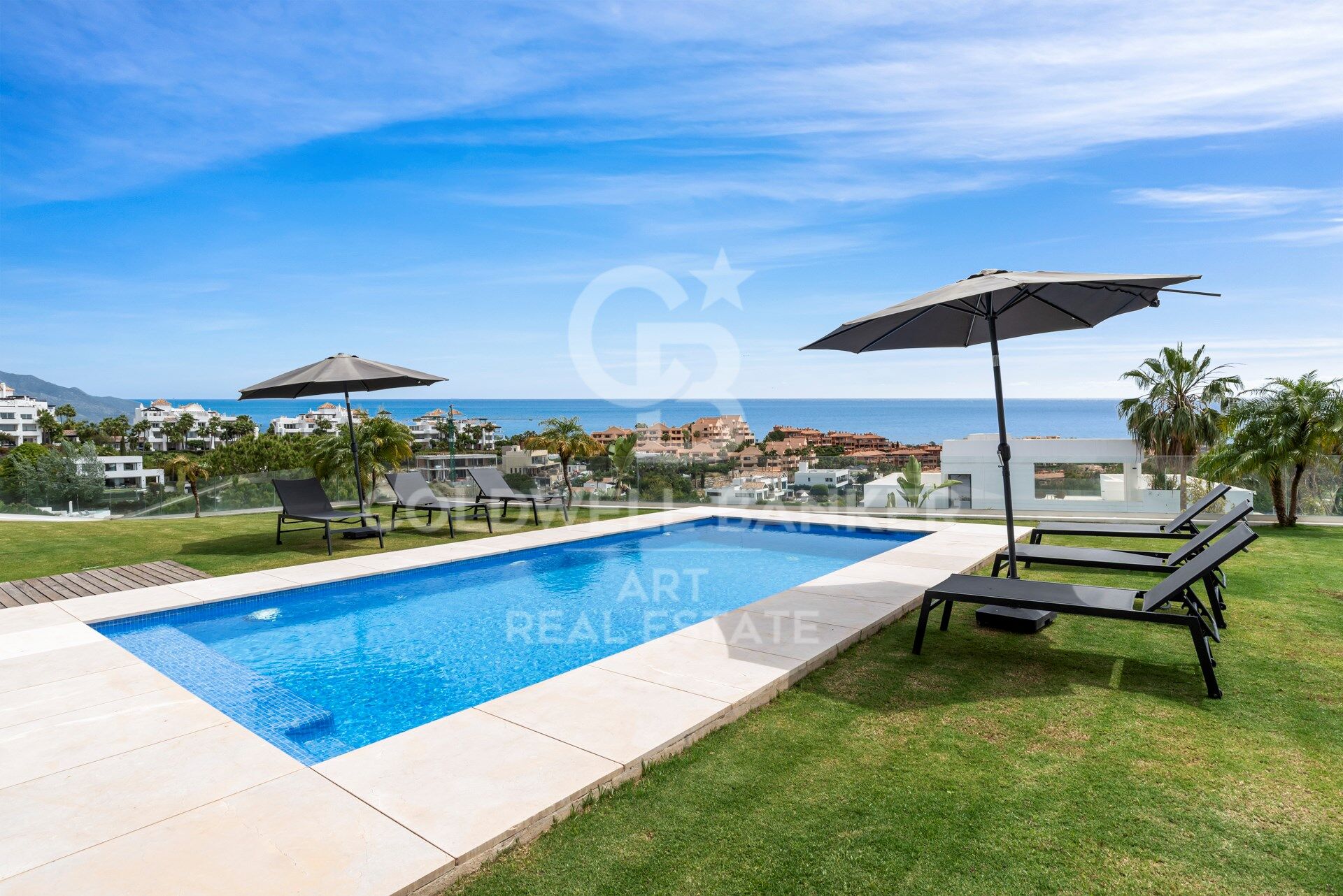 Zeitgenössische Villa mit Panoramablick auf das Meer in La Alquería, Benahavís