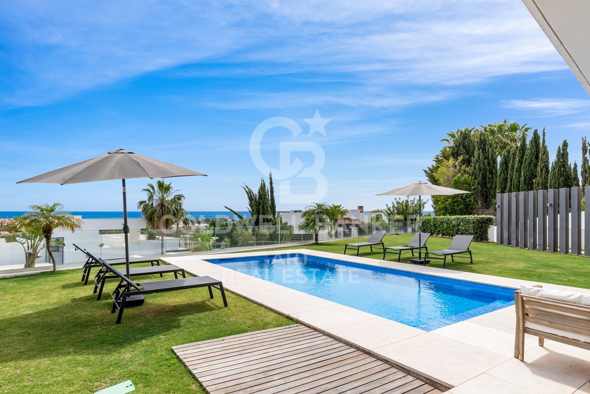 Zeitgenössische Villa mit Panoramablick auf das Meer in La Alquería, Benahavís