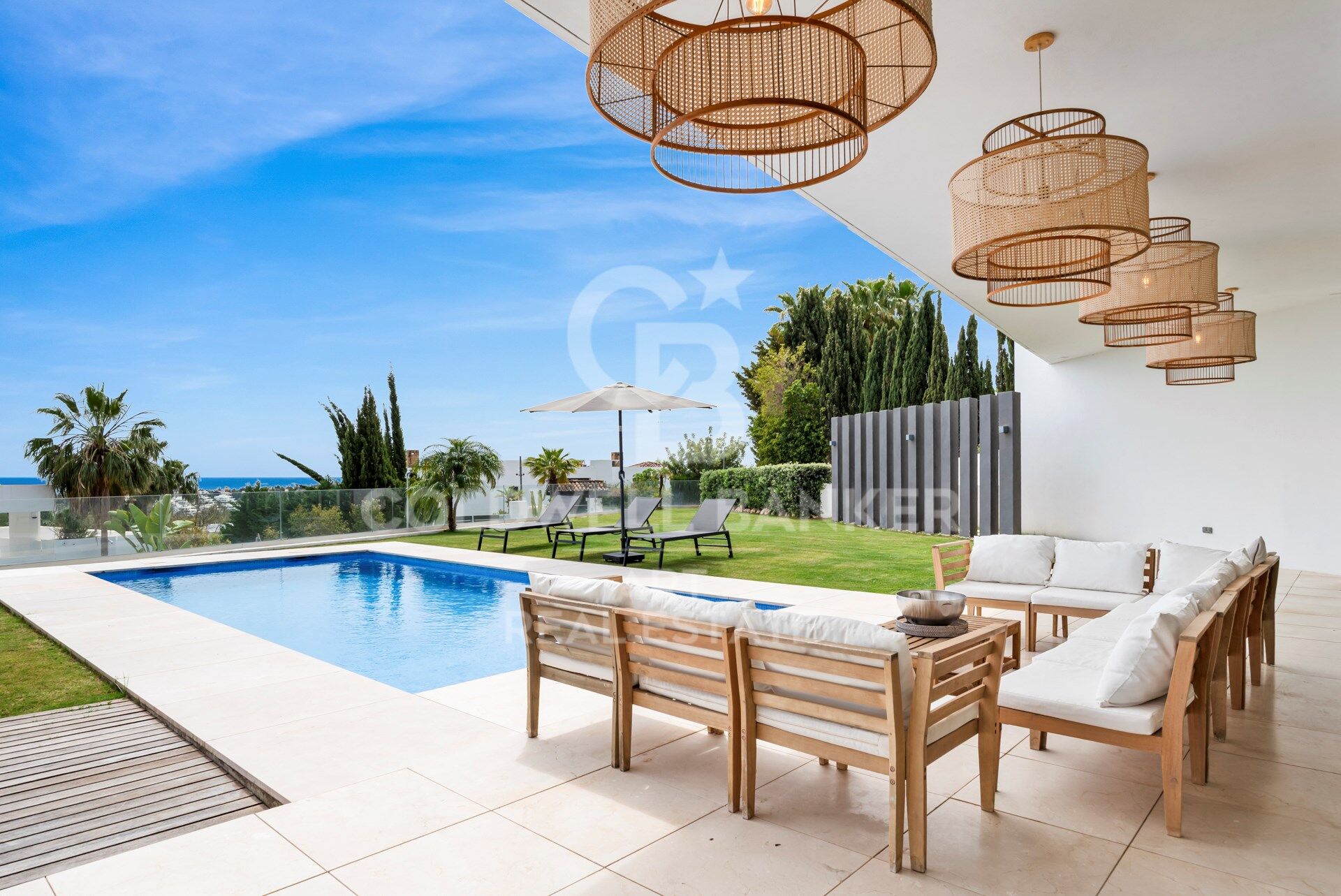 Zeitgenössische Villa mit Panoramablick auf das Meer in La Alquería, Benahavís