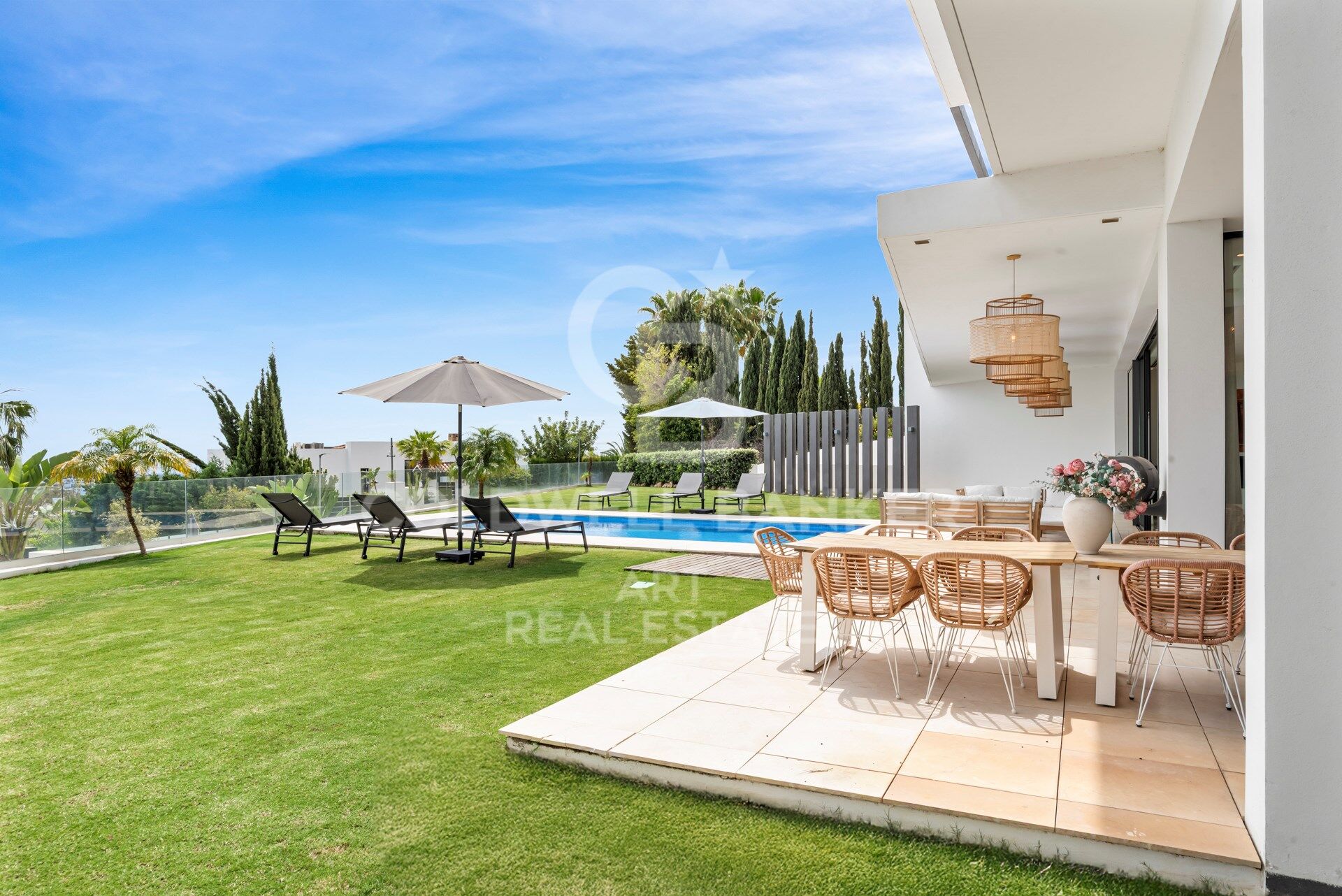 Zeitgenössische Villa mit Panoramablick auf das Meer in La Alquería, Benahavís