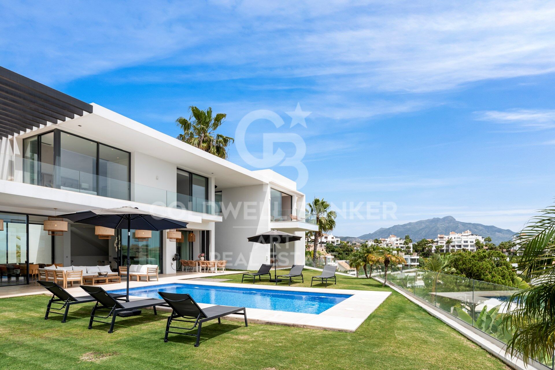 Zeitgenössische Villa mit Panoramablick auf das Meer in La Alquería, Benahavís