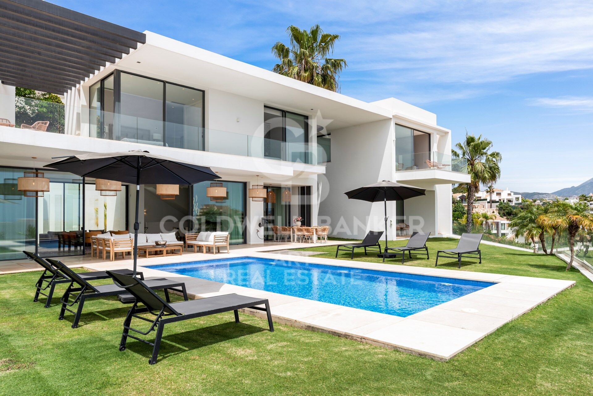 Zeitgenössische Villa mit Panoramablick auf das Meer in La Alquería, Benahavís