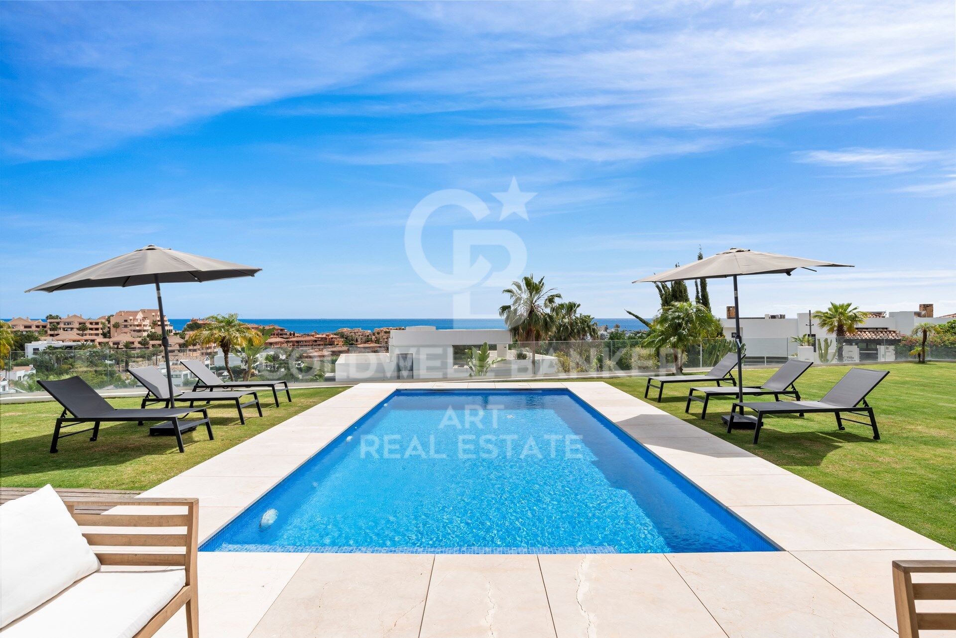 Zeitgenössische Villa mit Panoramablick auf das Meer in La Alquería, Benahavís