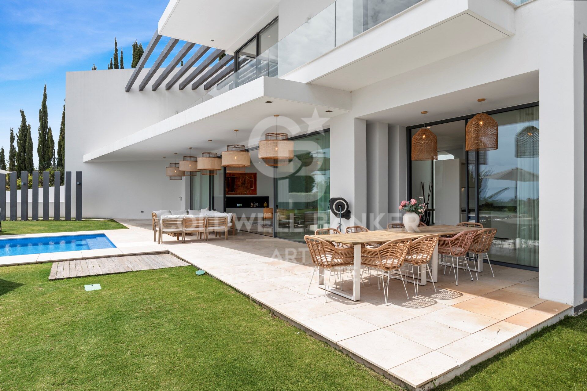 Zeitgenössische Villa mit Panoramablick auf das Meer in La Alquería, Benahavís