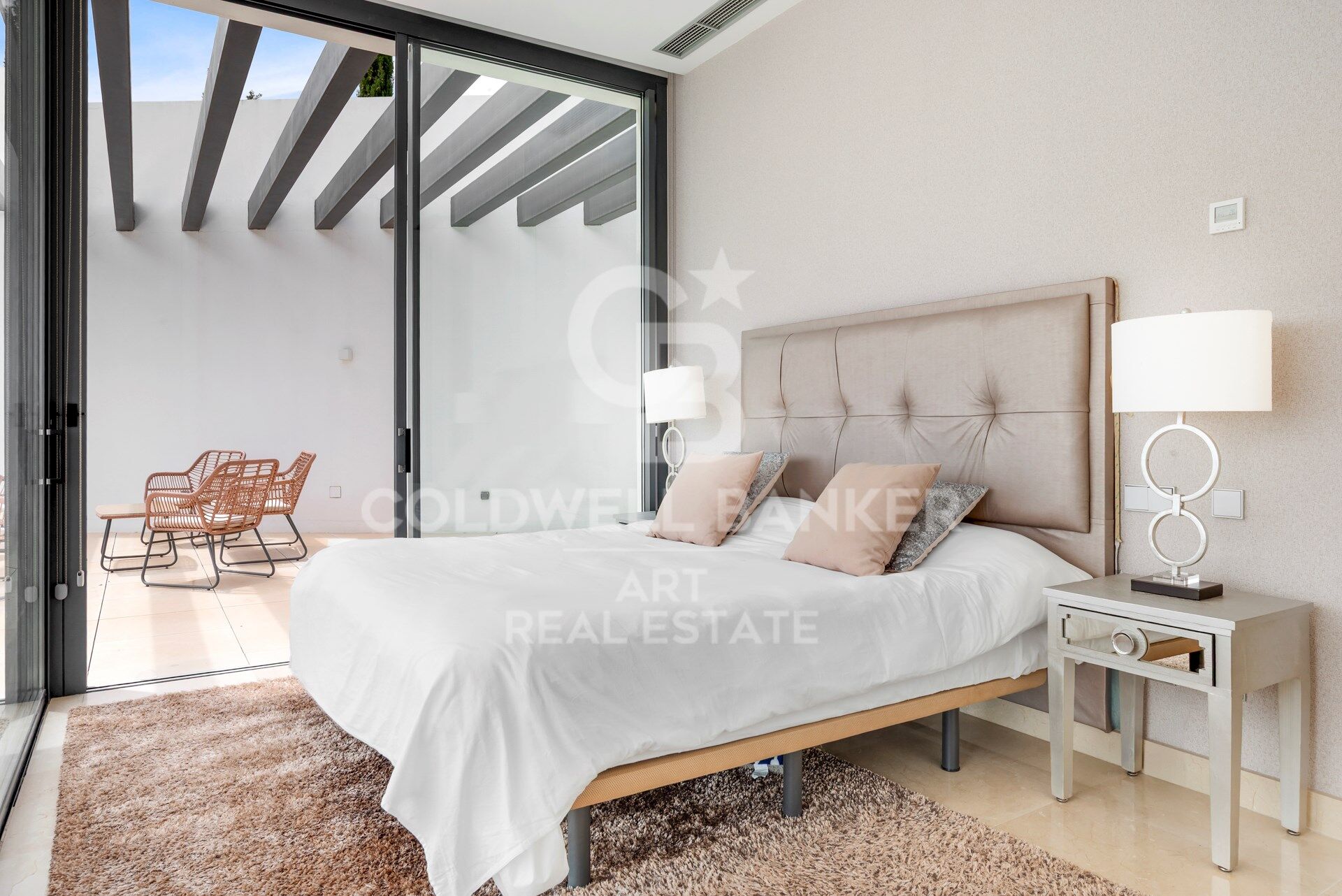 Zeitgenössische Villa mit Panoramablick auf das Meer in La Alquería, Benahavís
