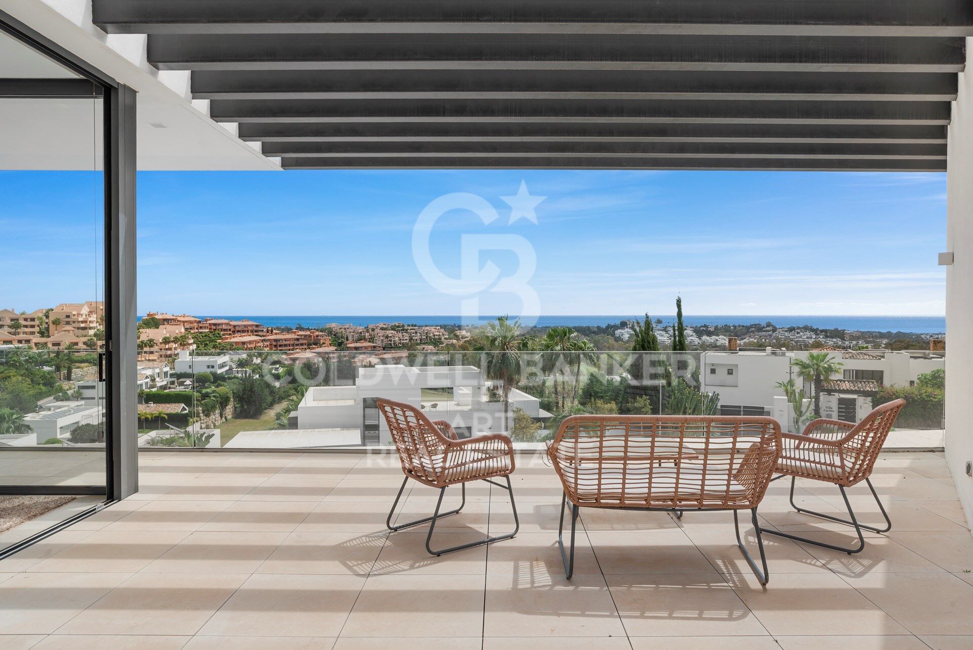 Zeitgenössische Villa mit Panoramablick auf das Meer in La Alquería, Benahavís