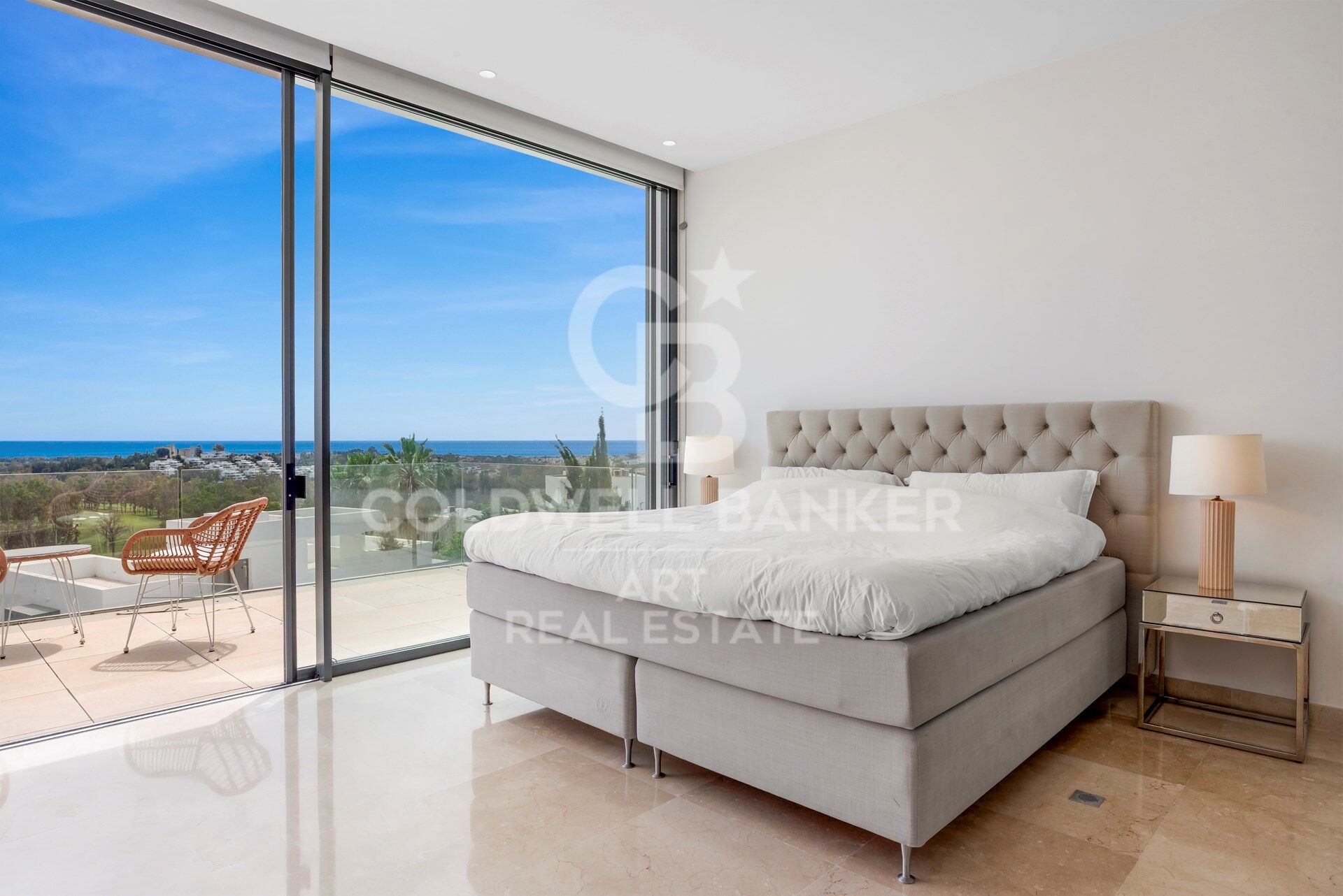 Zeitgenössische Villa mit Panoramablick auf das Meer in La Alquería, Benahavís