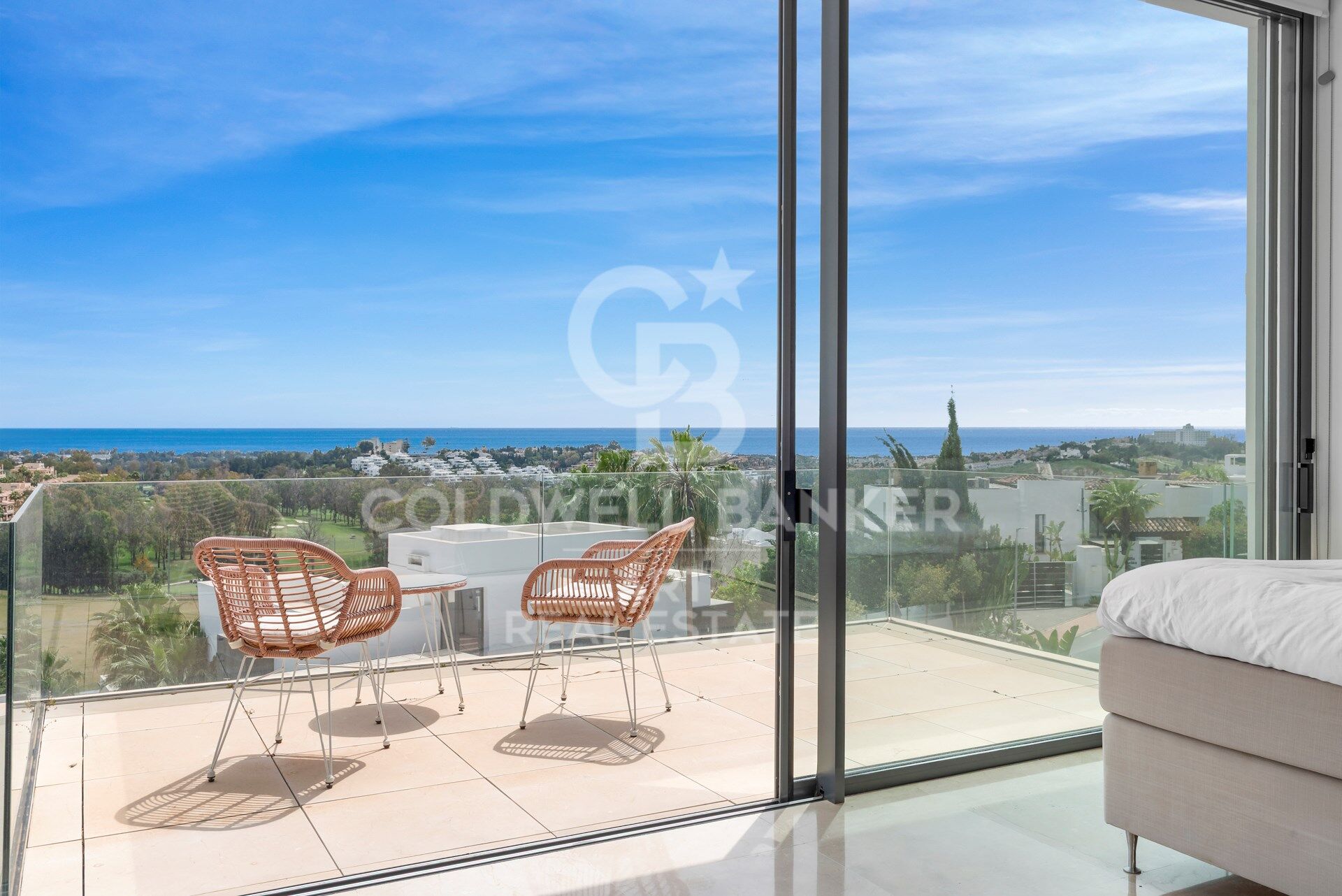 Zeitgenössische Villa mit Panoramablick auf das Meer in La Alquería, Benahavís