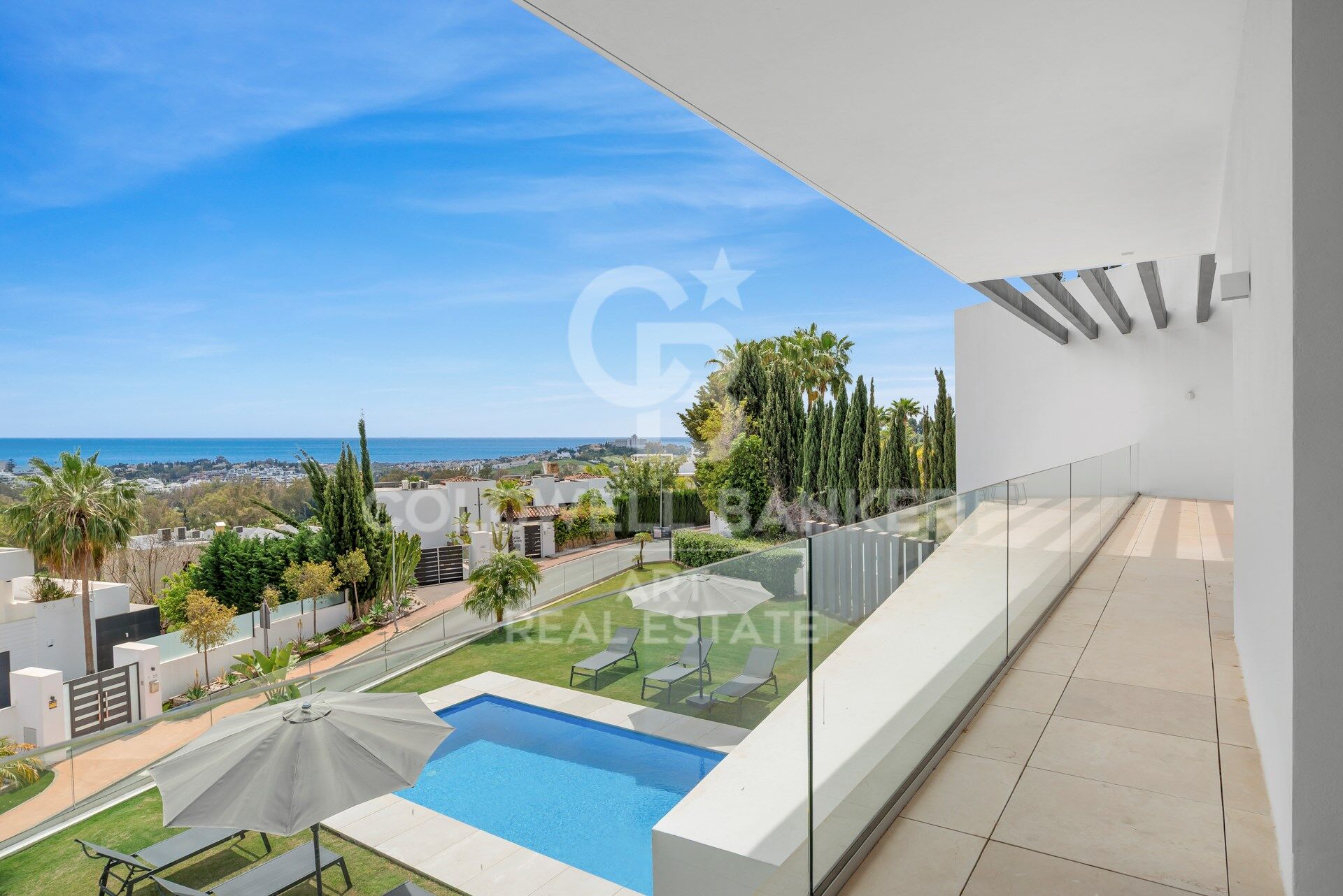 Zeitgenössische Villa mit Panoramablick auf das Meer in La Alquería, Benahavís