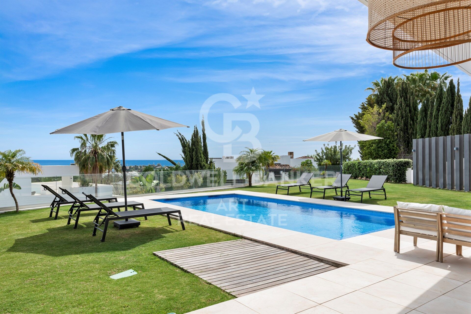 Zeitgenössische Villa mit Panoramablick auf das Meer in La Alquería, Benahavís