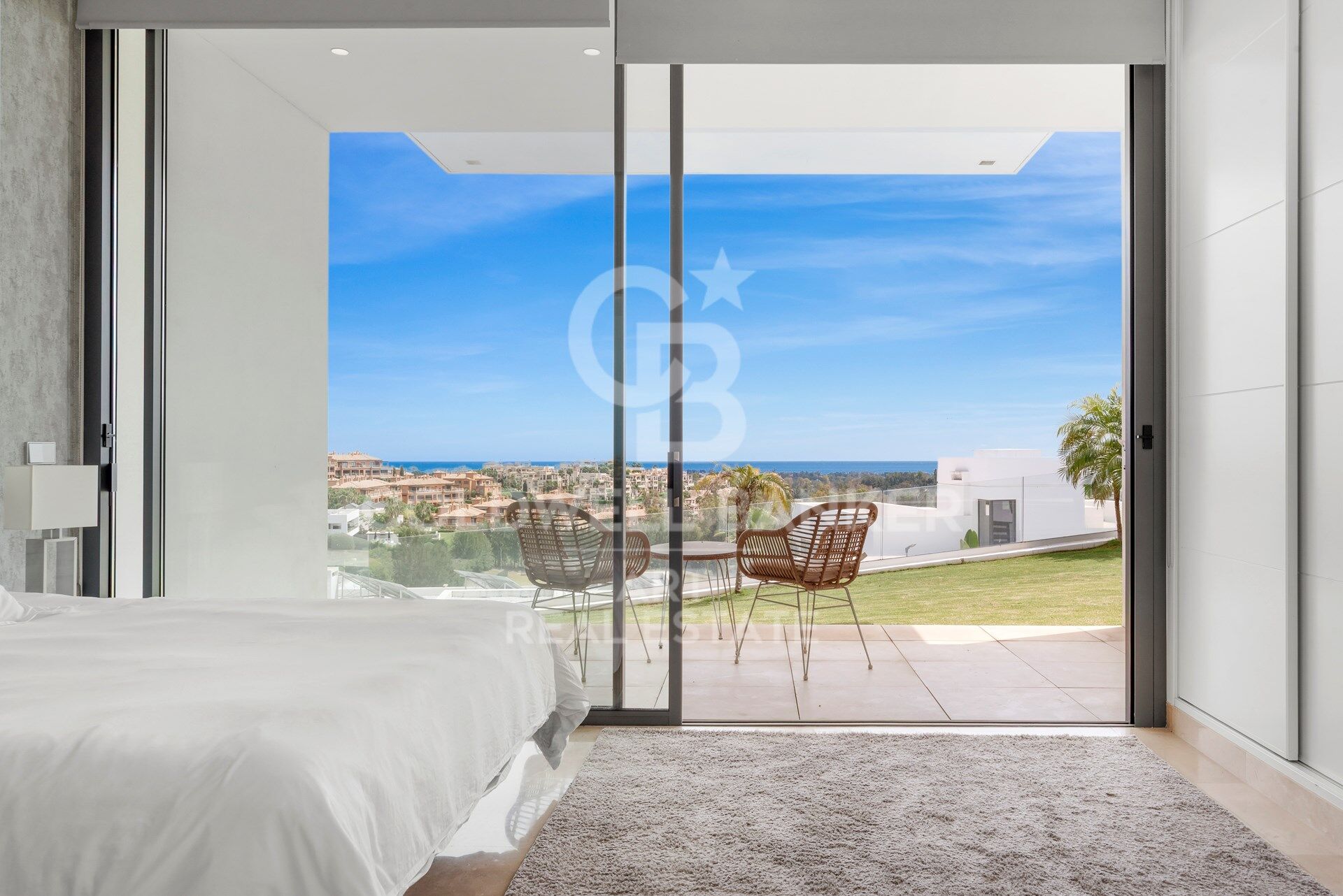 Zeitgenössische Villa mit Panoramablick auf das Meer in La Alquería, Benahavís