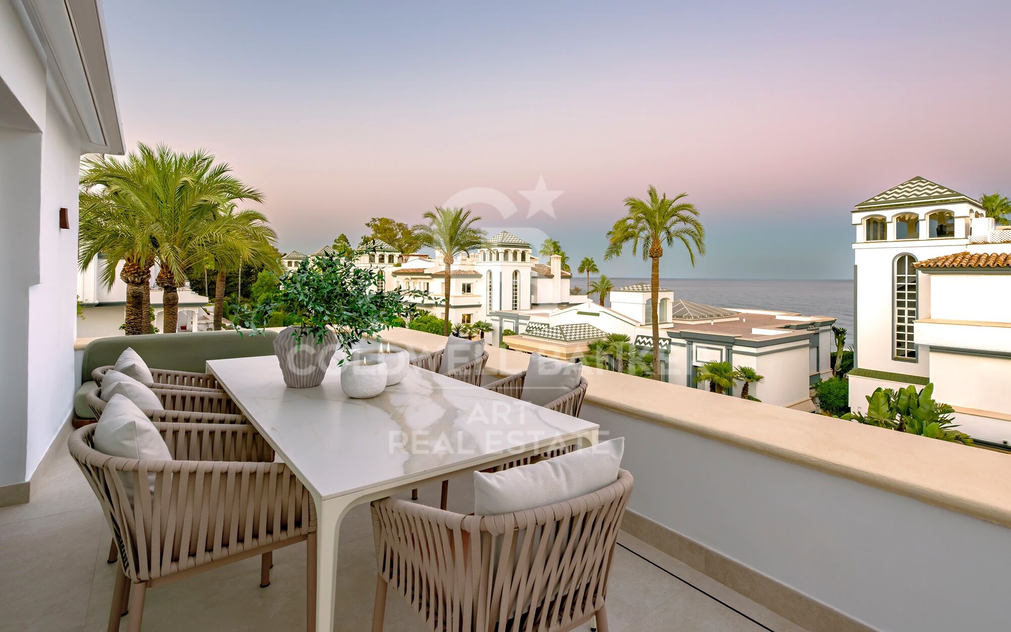 Exklusives renoviertes Penthouse in erster Strandlinie an der New Golden Mile