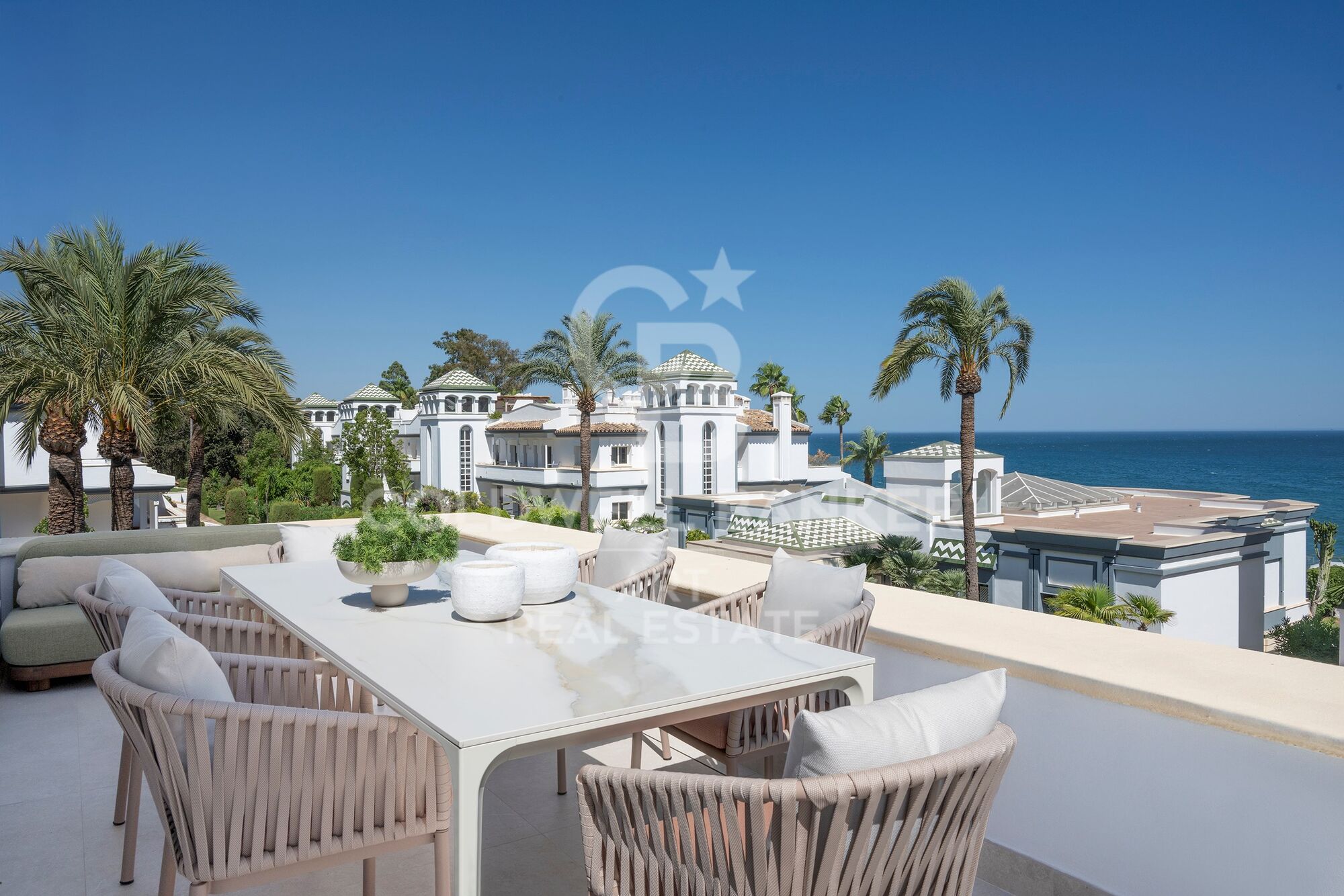 Exklusives renoviertes Penthouse in erster Strandlinie an der New Golden Mile