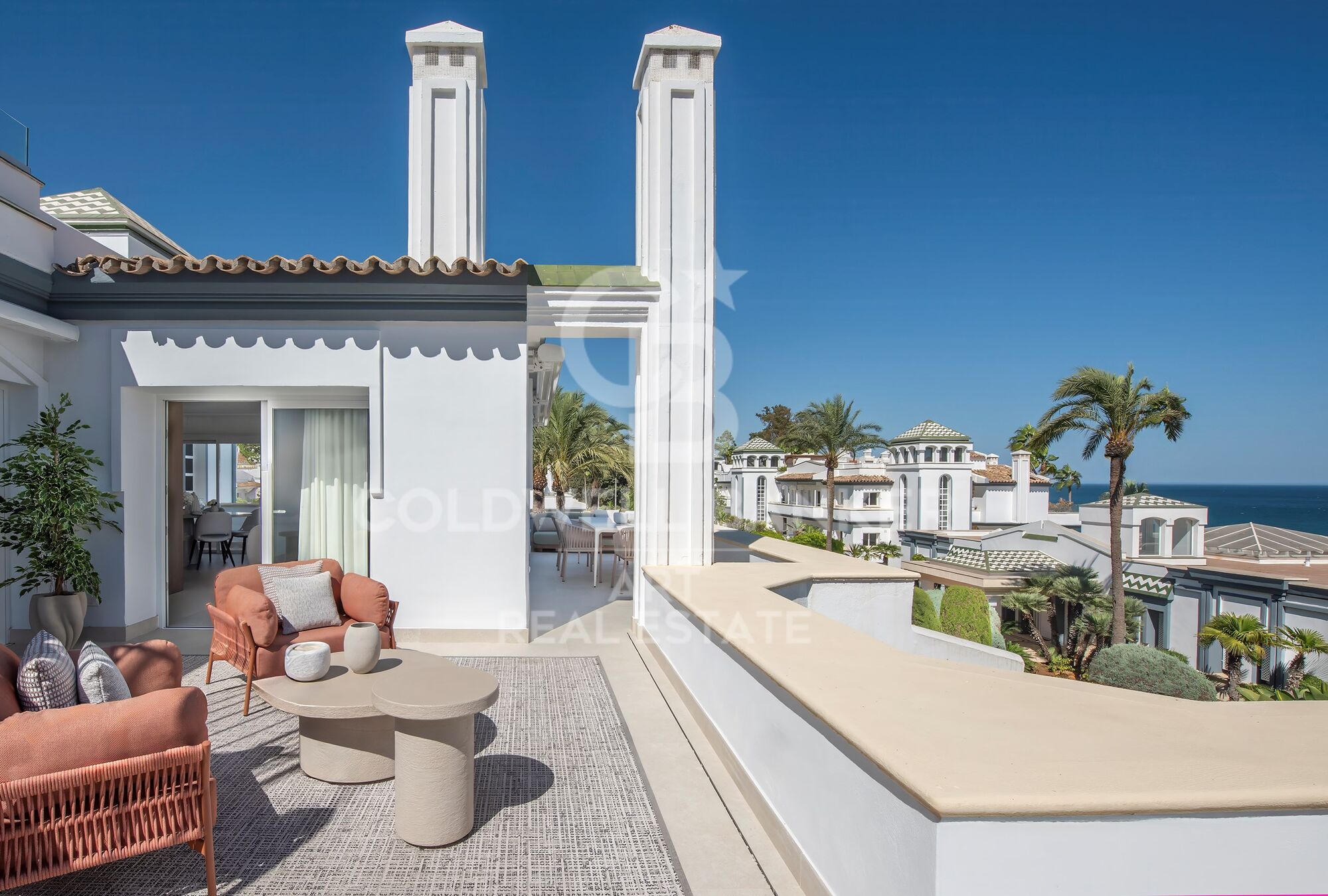 Exklusives renoviertes Penthouse in erster Strandlinie an der New Golden Mile