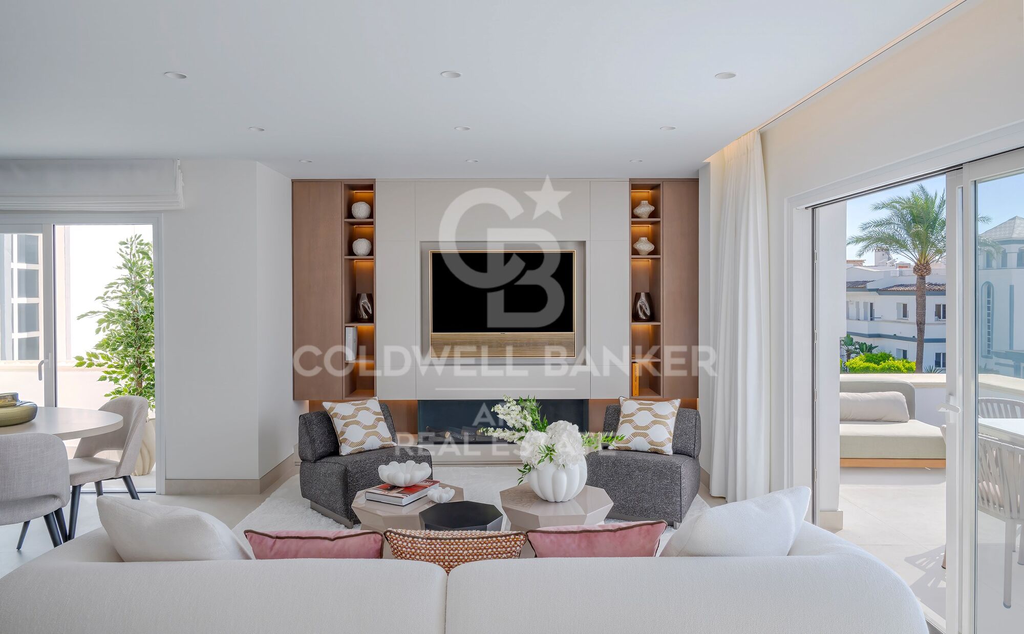 Exklusives renoviertes Penthouse in erster Strandlinie an der New Golden Mile