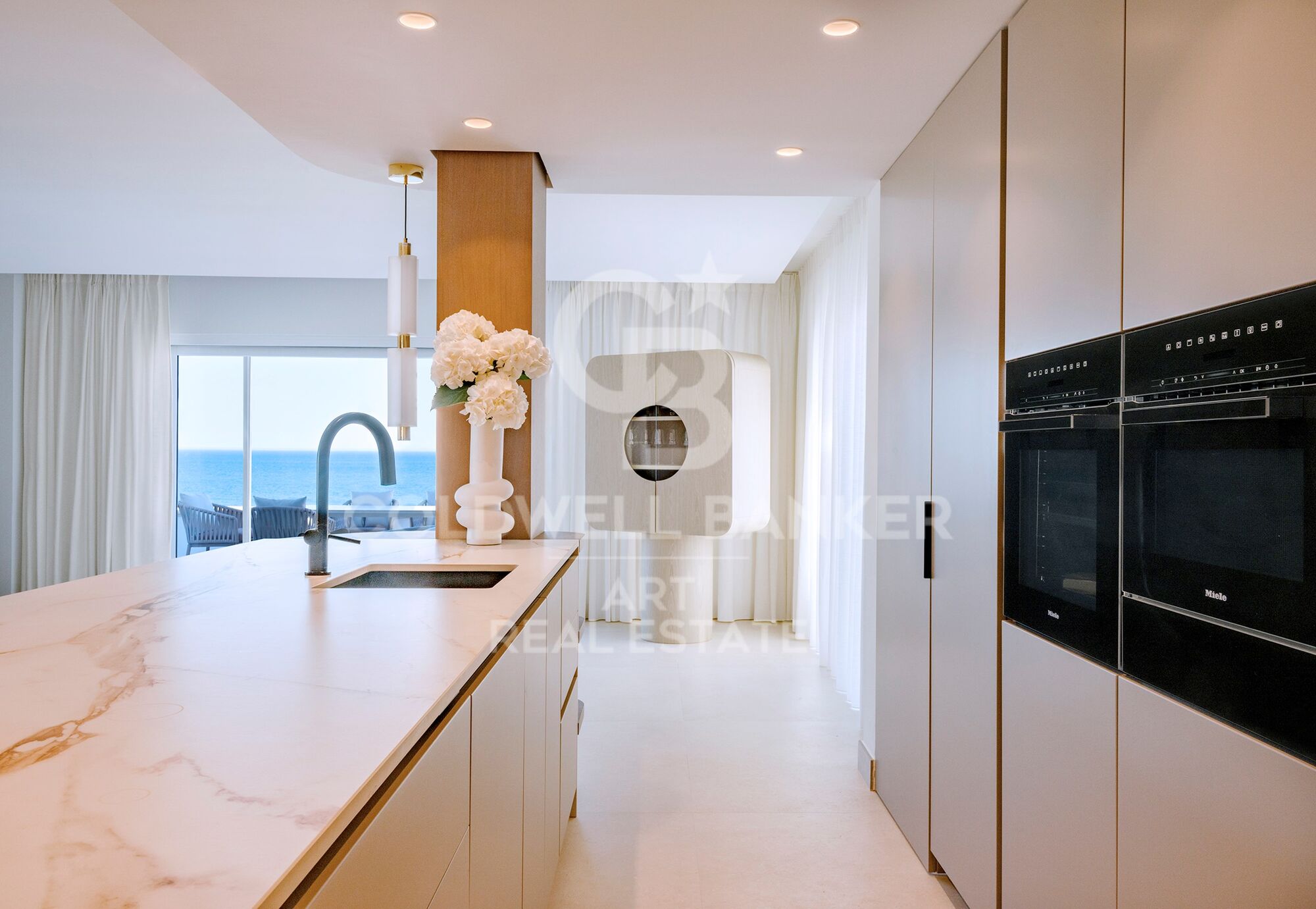 Exklusives renoviertes Penthouse in erster Strandlinie an der New Golden Mile