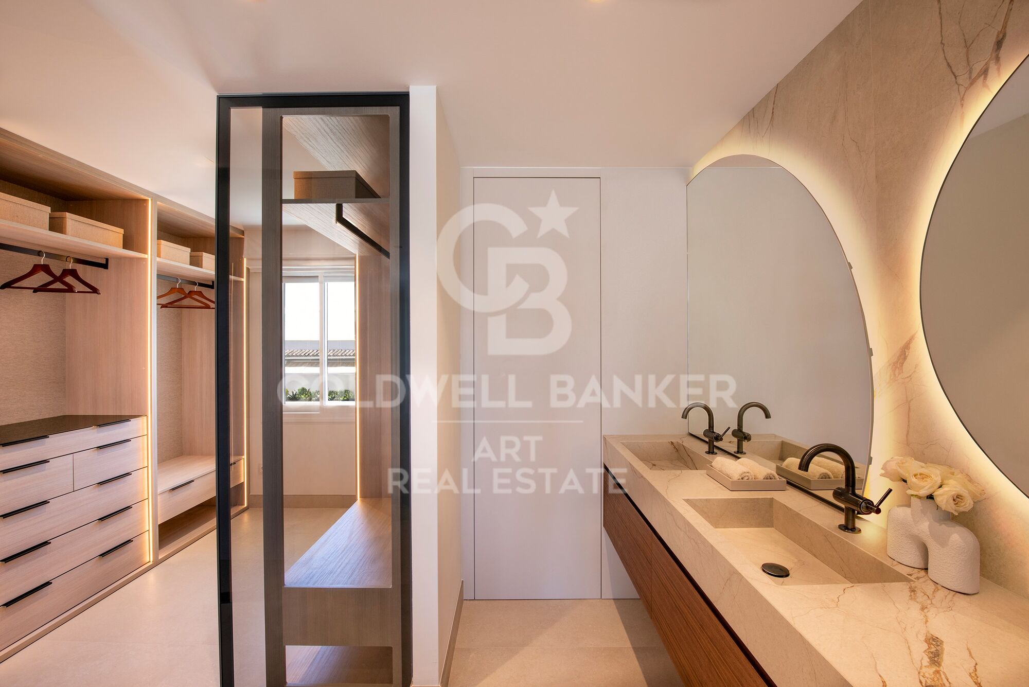 Exklusives renoviertes Penthouse in erster Strandlinie an der New Golden Mile
