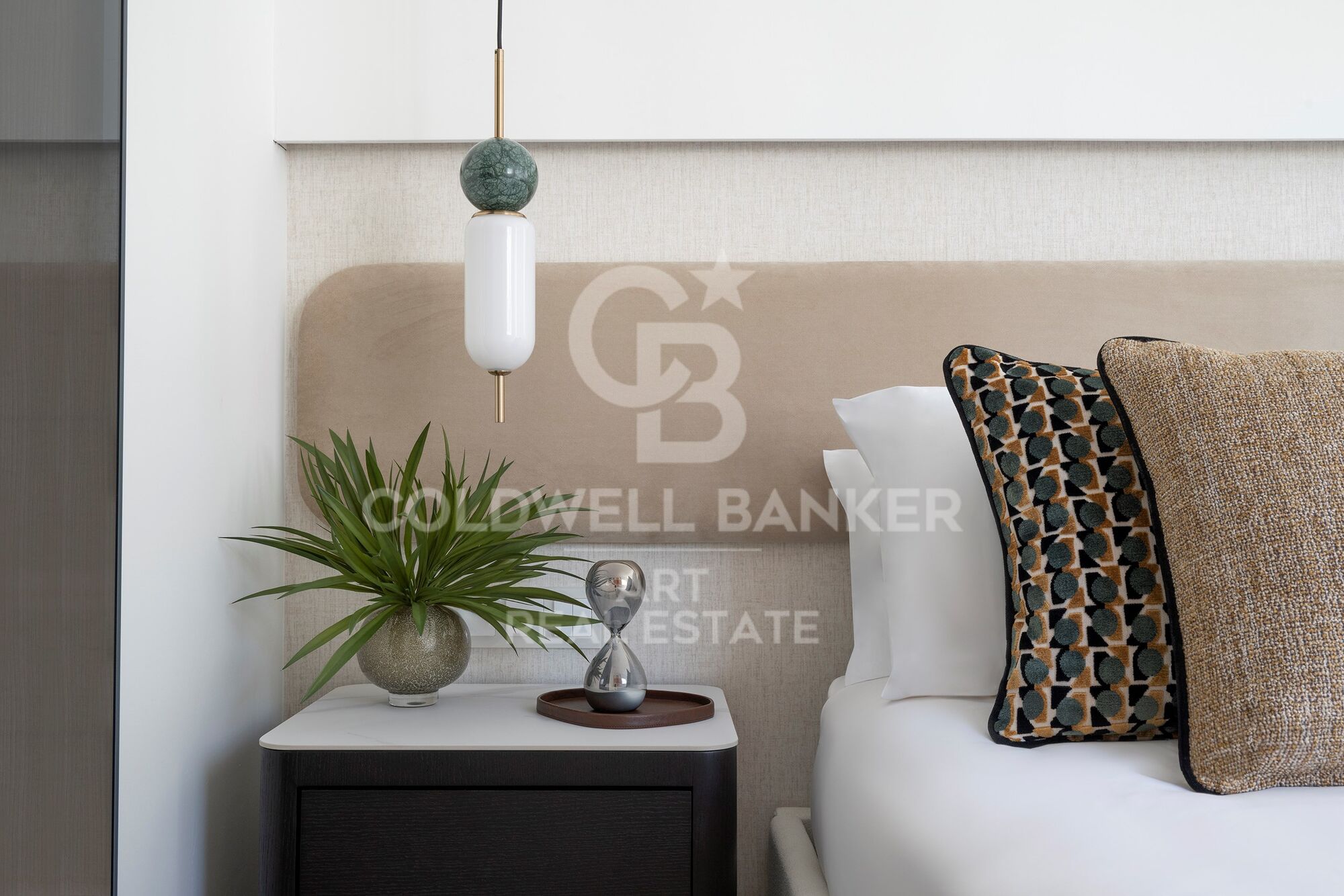Exklusives renoviertes Penthouse in erster Strandlinie an der New Golden Mile