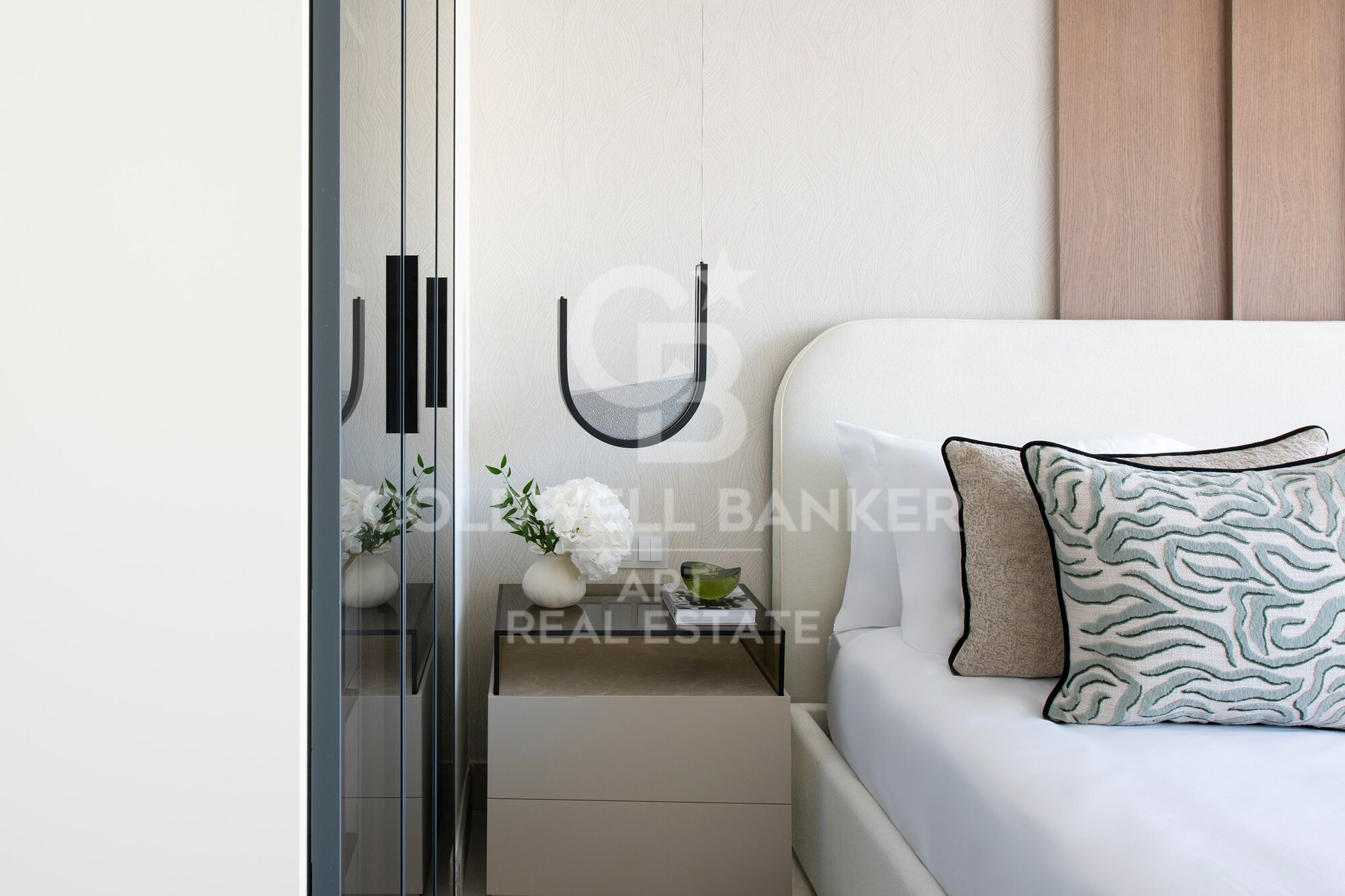 Exklusives renoviertes Penthouse in erster Strandlinie an der New Golden Mile