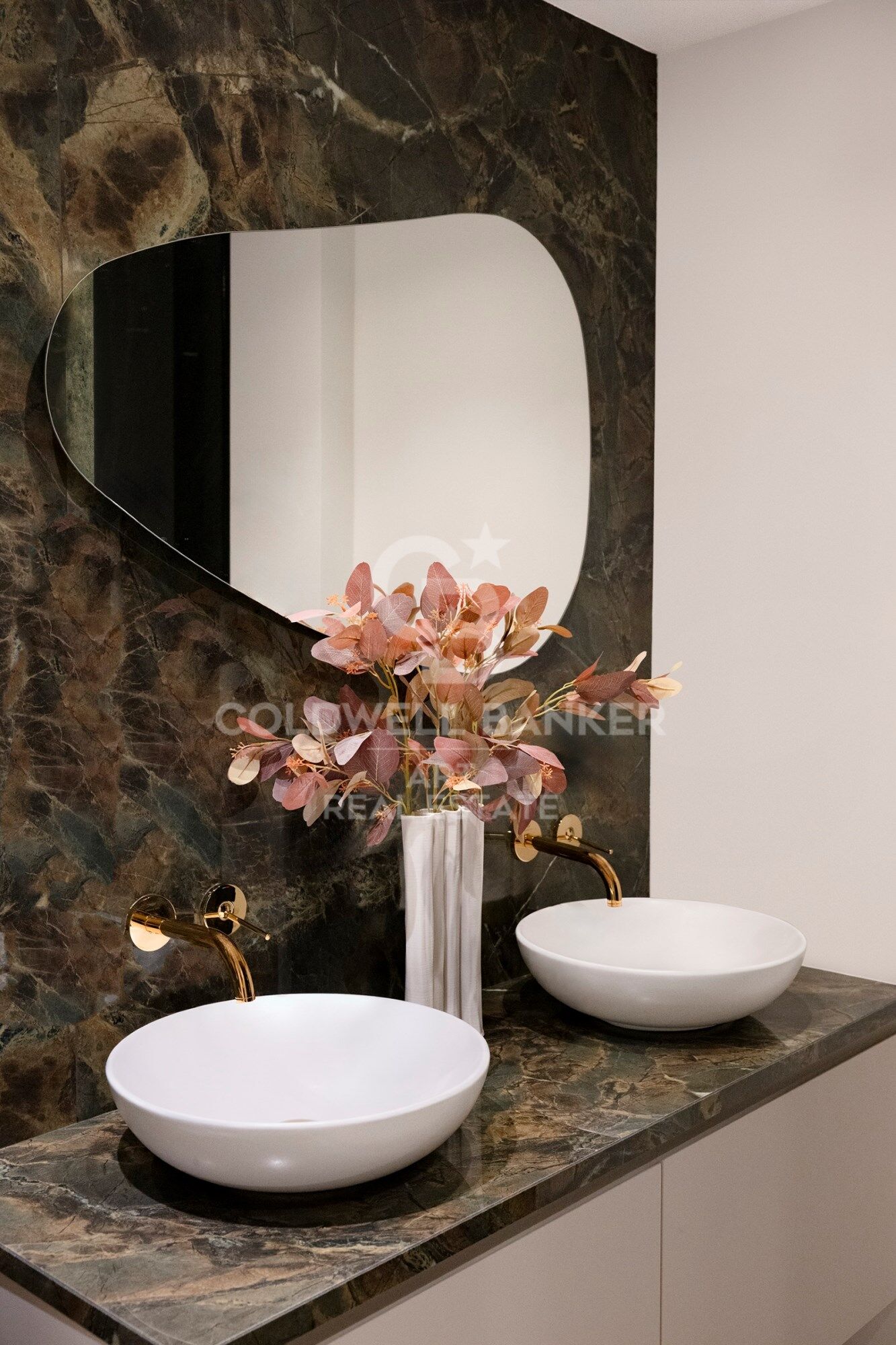 Exklusives renoviertes Penthouse in erster Strandlinie an der New Golden Mile