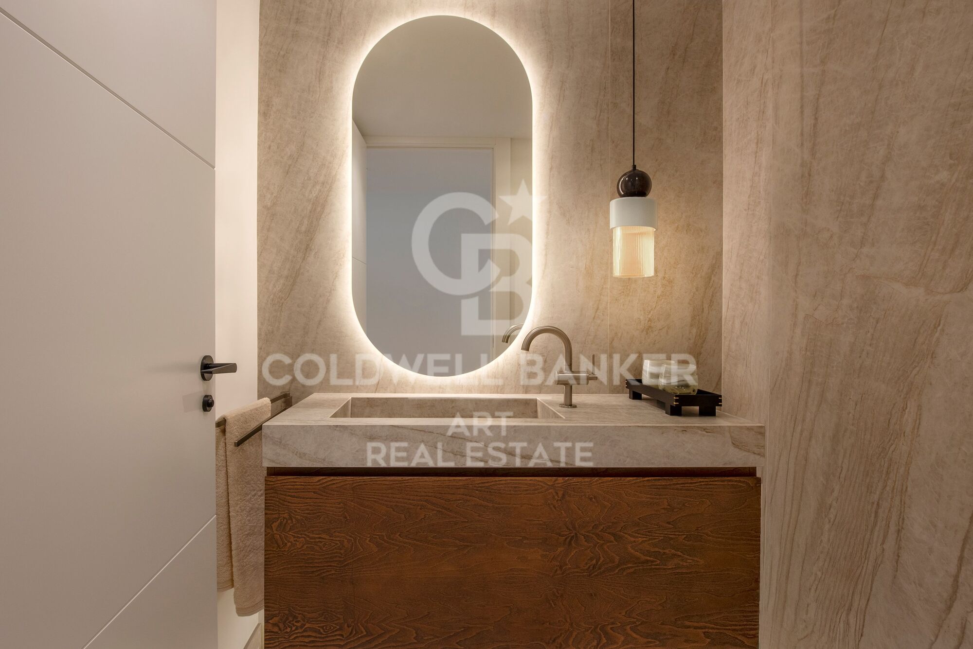 Exklusives renoviertes Penthouse in erster Strandlinie an der New Golden Mile