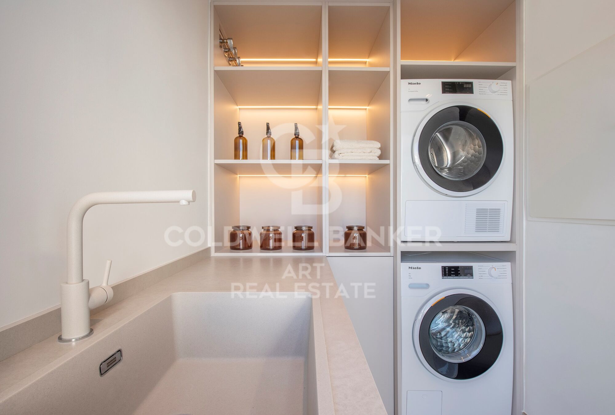 Exklusives renoviertes Penthouse in erster Strandlinie an der New Golden Mile
