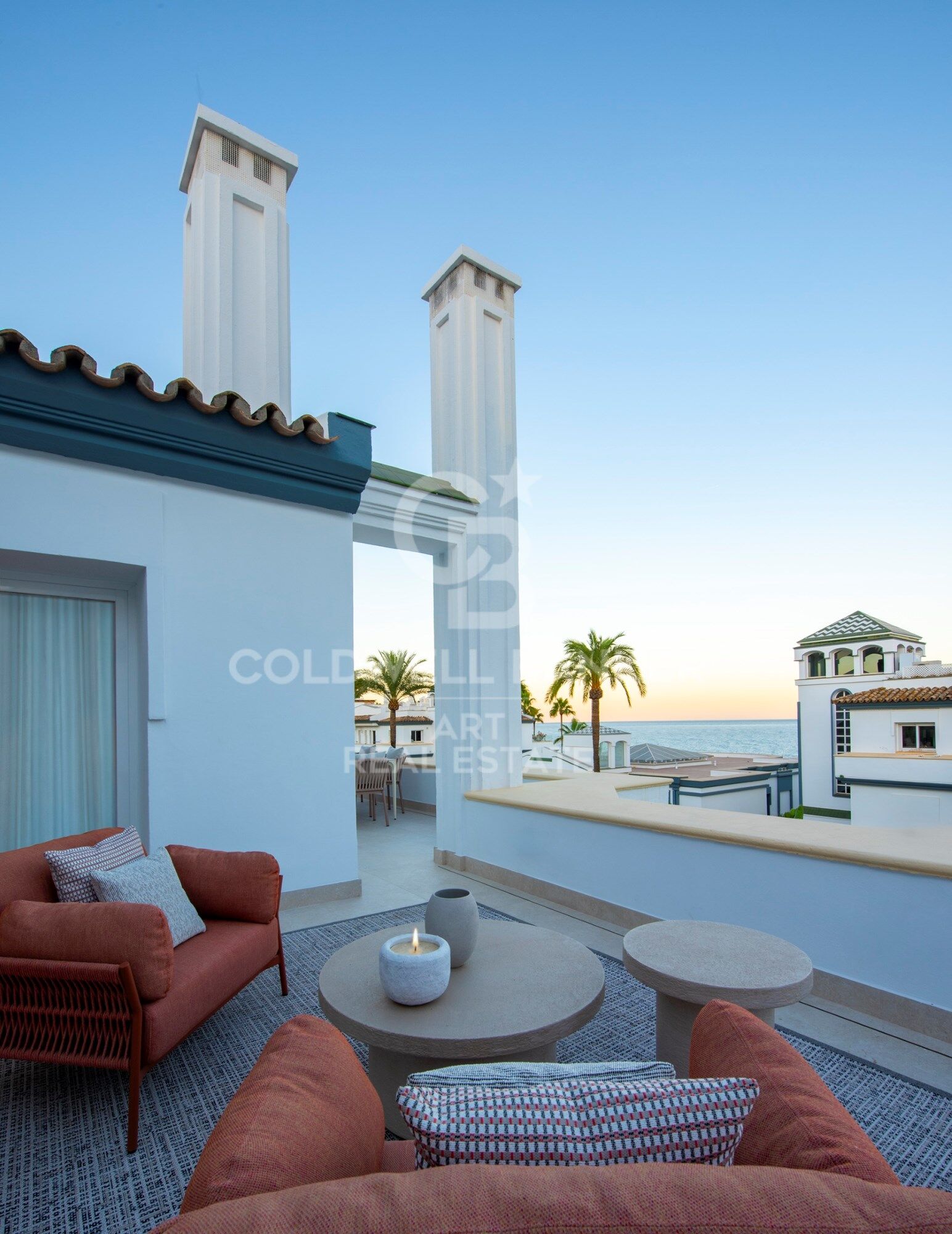 Exklusives renoviertes Penthouse in erster Strandlinie an der New Golden Mile