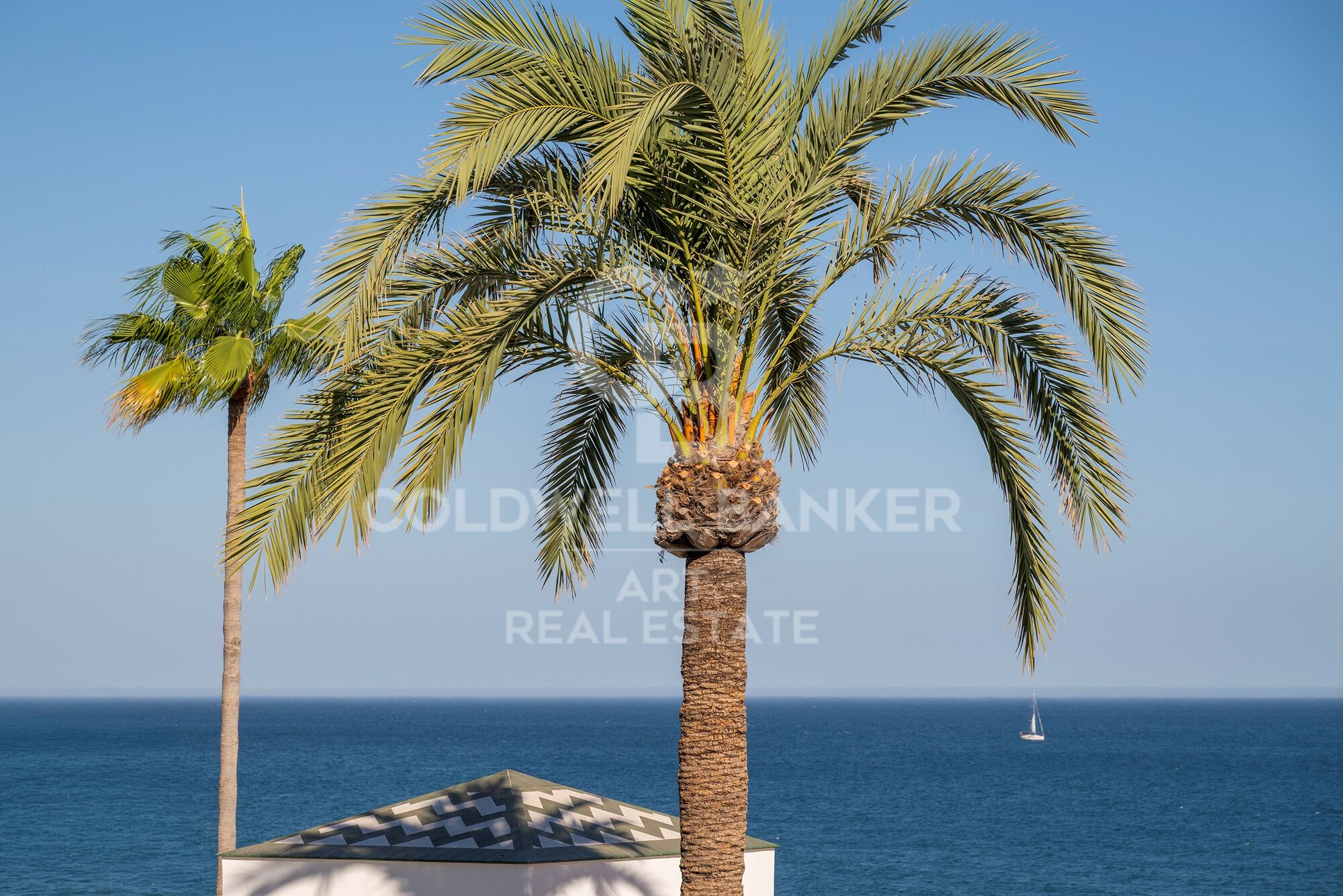 Exklusives renoviertes Penthouse in erster Strandlinie an der New Golden Mile