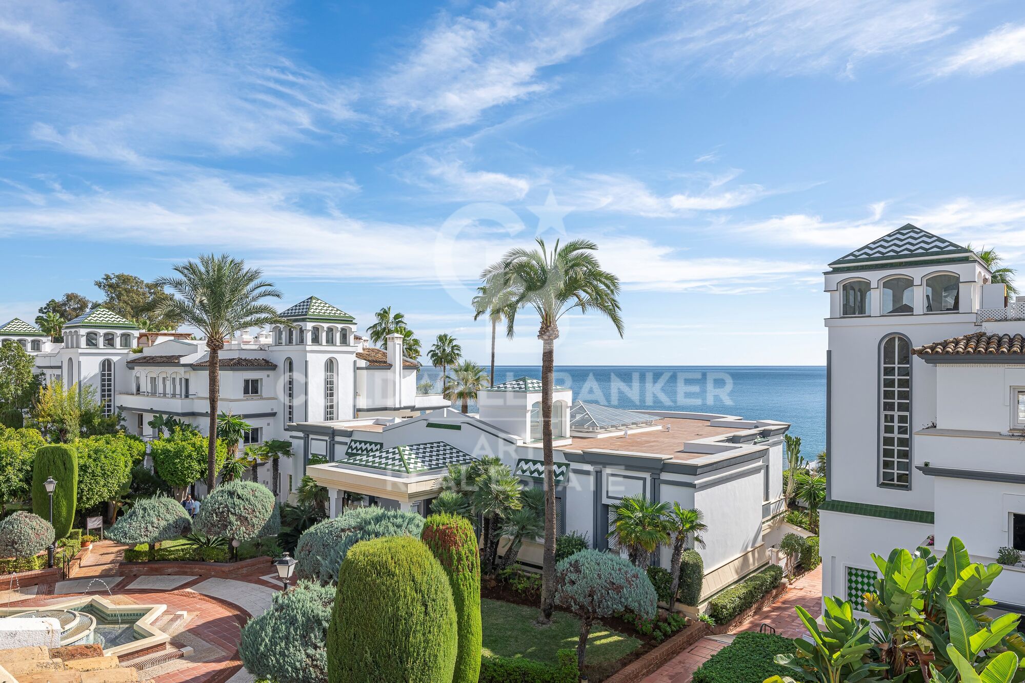 Exklusives renoviertes Penthouse in erster Strandlinie an der New Golden Mile