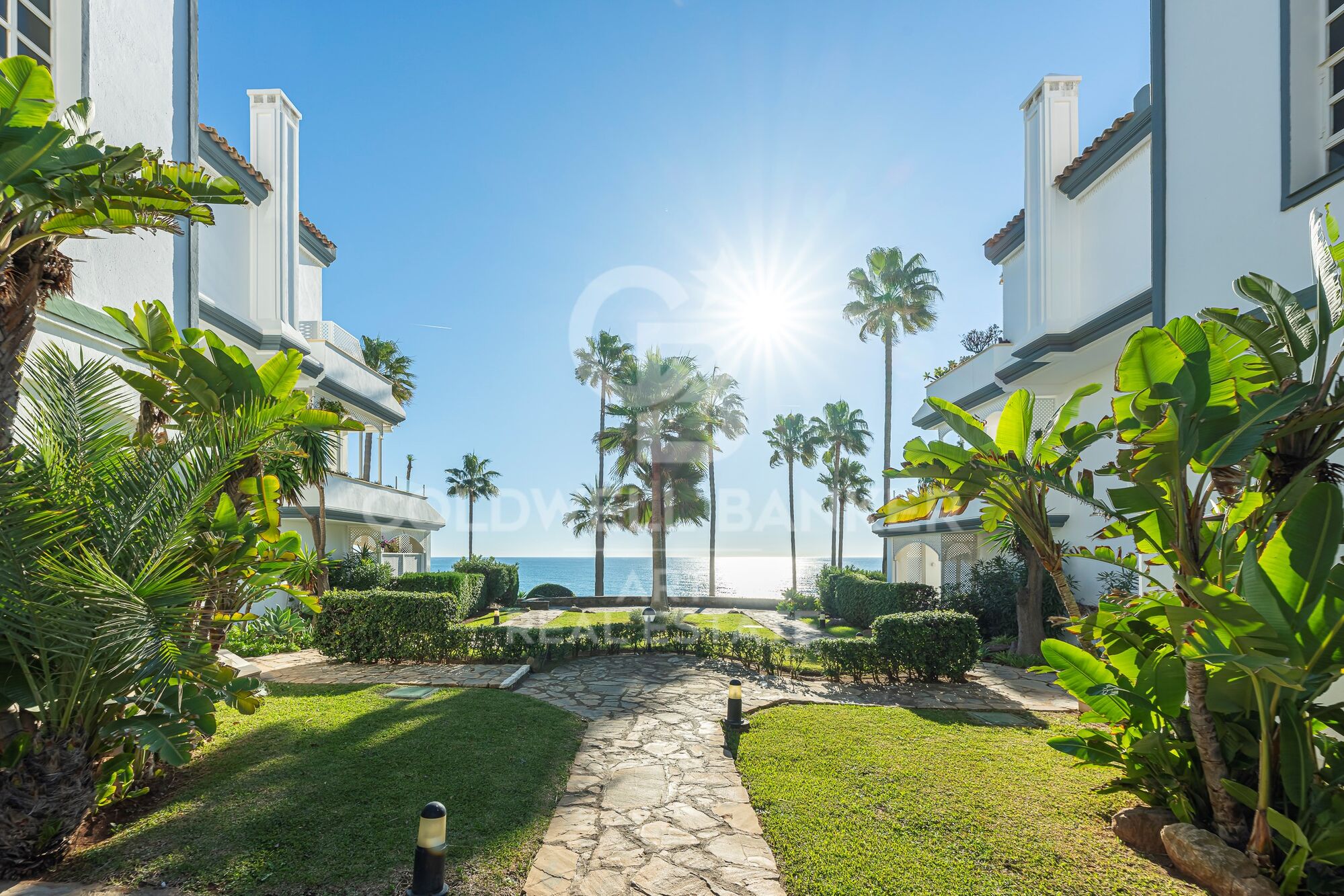 Exklusives renoviertes Penthouse in erster Strandlinie an der New Golden Mile