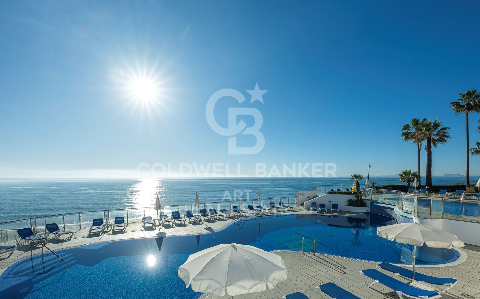 Exklusives renoviertes Penthouse in erster Strandlinie an der New Golden Mile