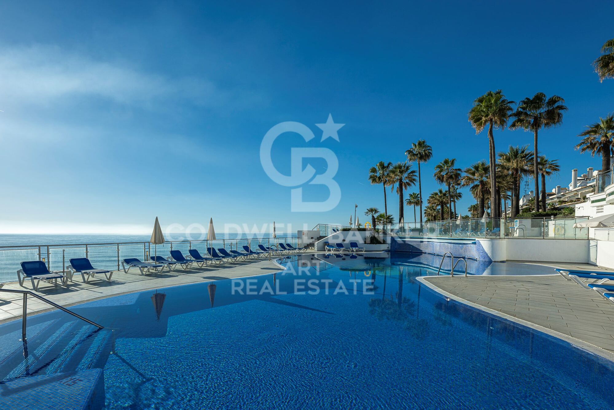 Exklusives renoviertes Penthouse in erster Strandlinie an der New Golden Mile